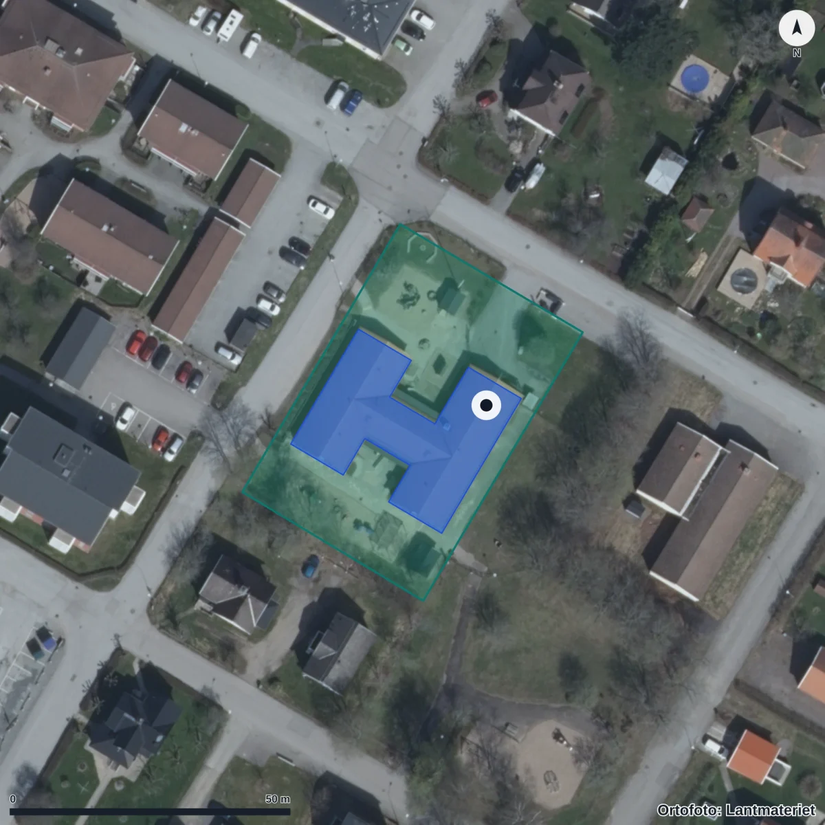 Flygbild över Förskolan Tummeliten, ortofoto från Lantmäteriet