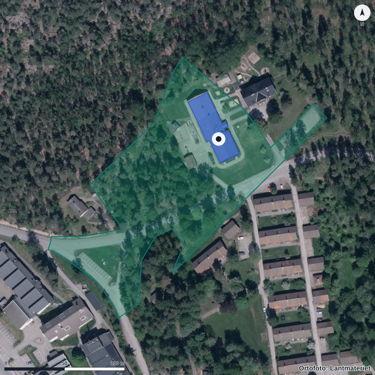 Flygbild över Enebackens Förskola, ortofoto från Lantmäteriet