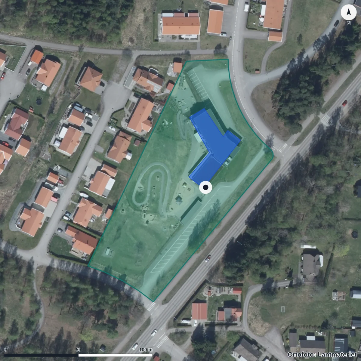 Flygbild över Mons Backe Förskola, ortofoto från Lantmäteriet