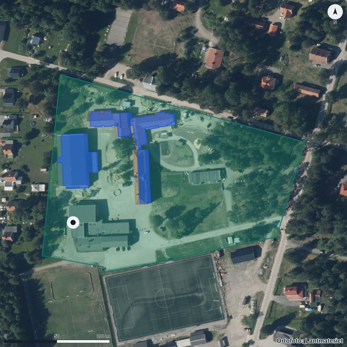 Flygbild över Köpmanholmens Förskola Bryggan, ortofoto från Lantmäteriet