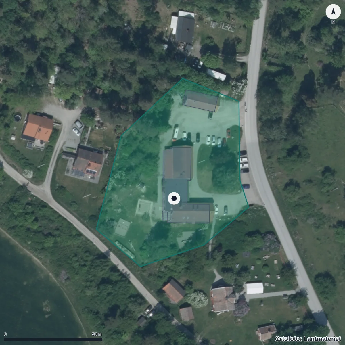 Flygbild över Adelsö Förskola, ortofoto från Lantmäteriet