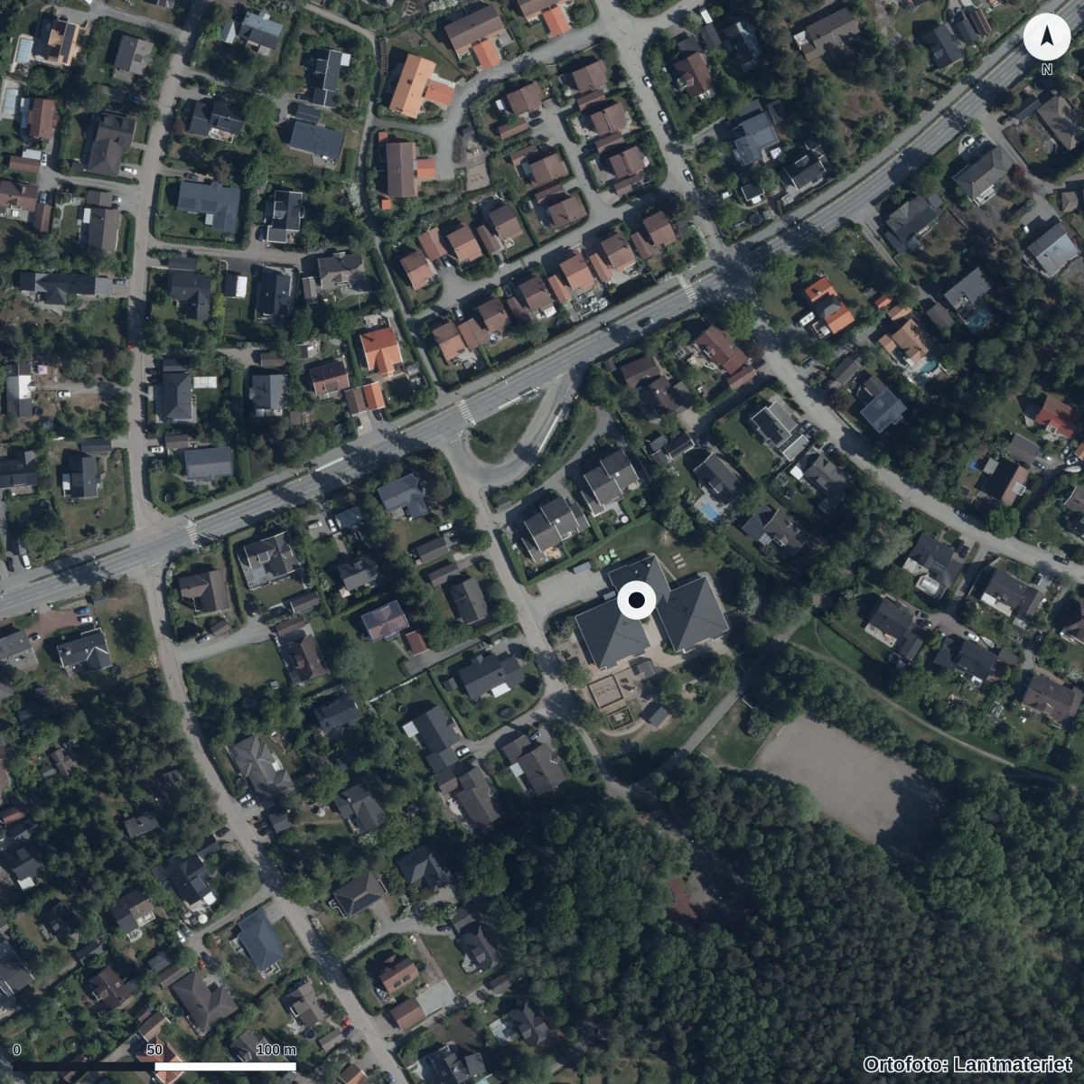 Flygbild över Futuraskolan International Preschool Skarpäng, ortofoto från Lantmäteriet