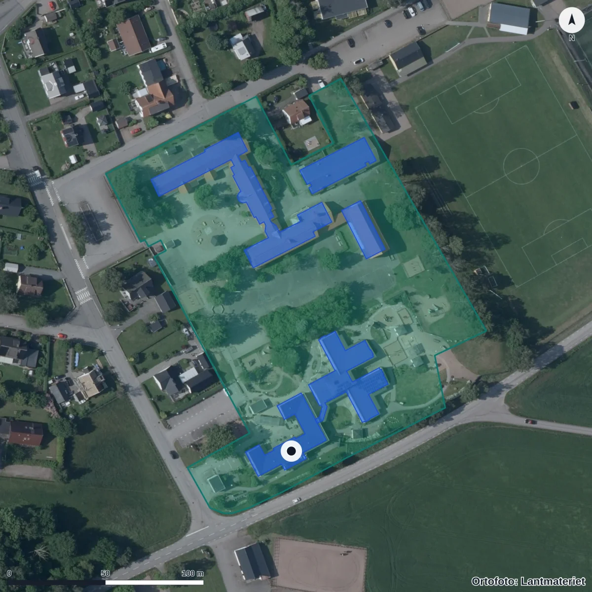 Flygbild över Harplinge Förskola, ortofoto från Lantmäteriet