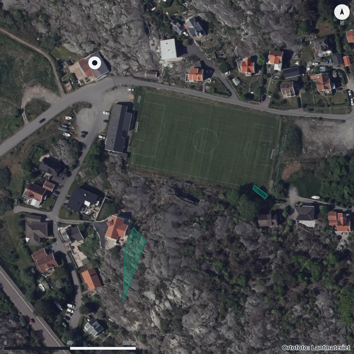 Flygbild över Hälsö Förskola, ortofoto från Lantmäteriet