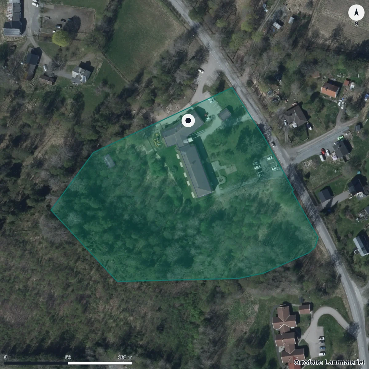 Flygbild över Åshammars Förskola, ortofoto från Lantmäteriet