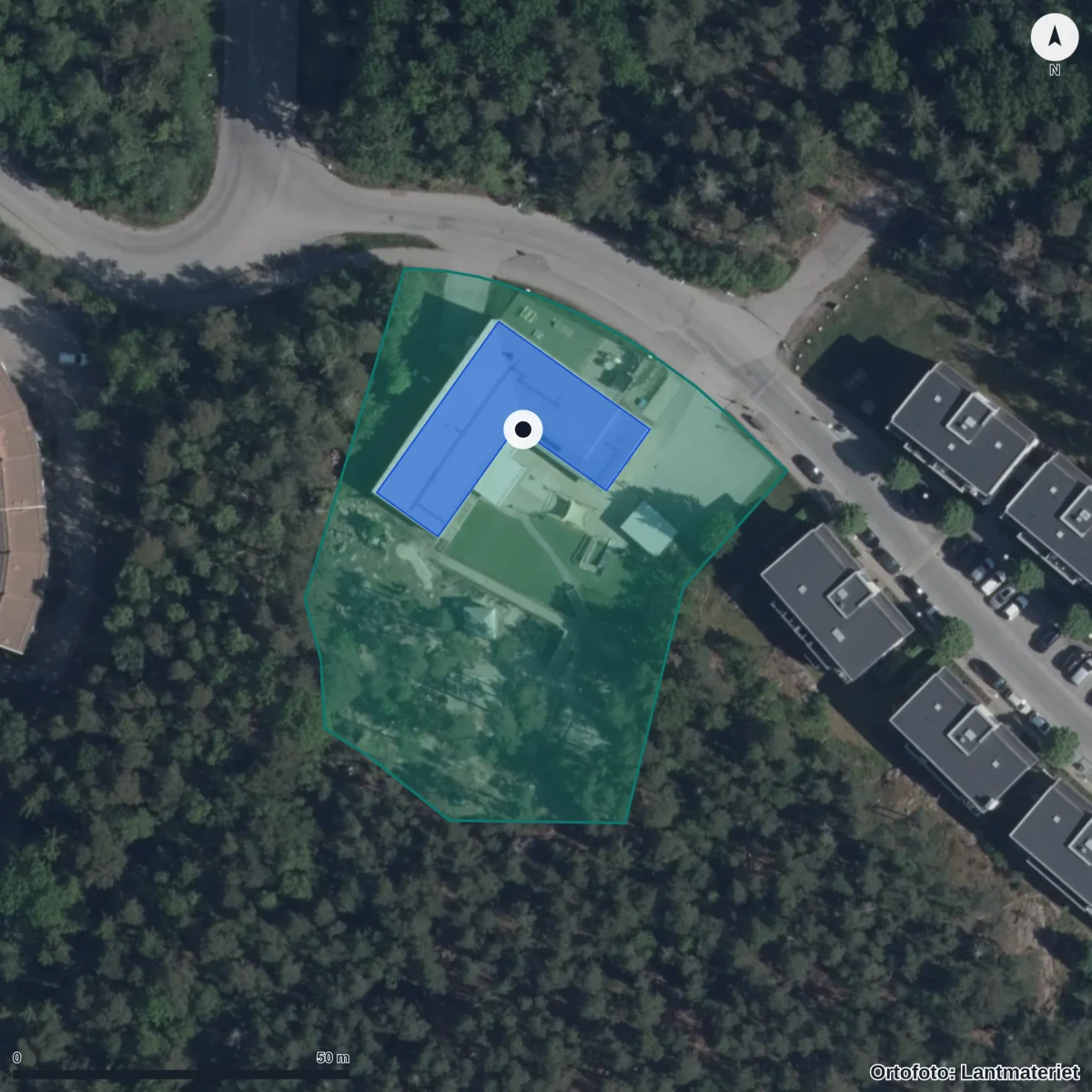Flygbild över Futuraskolan International Preschool Kvarnskogen, ortofoto från Lantmäteriet