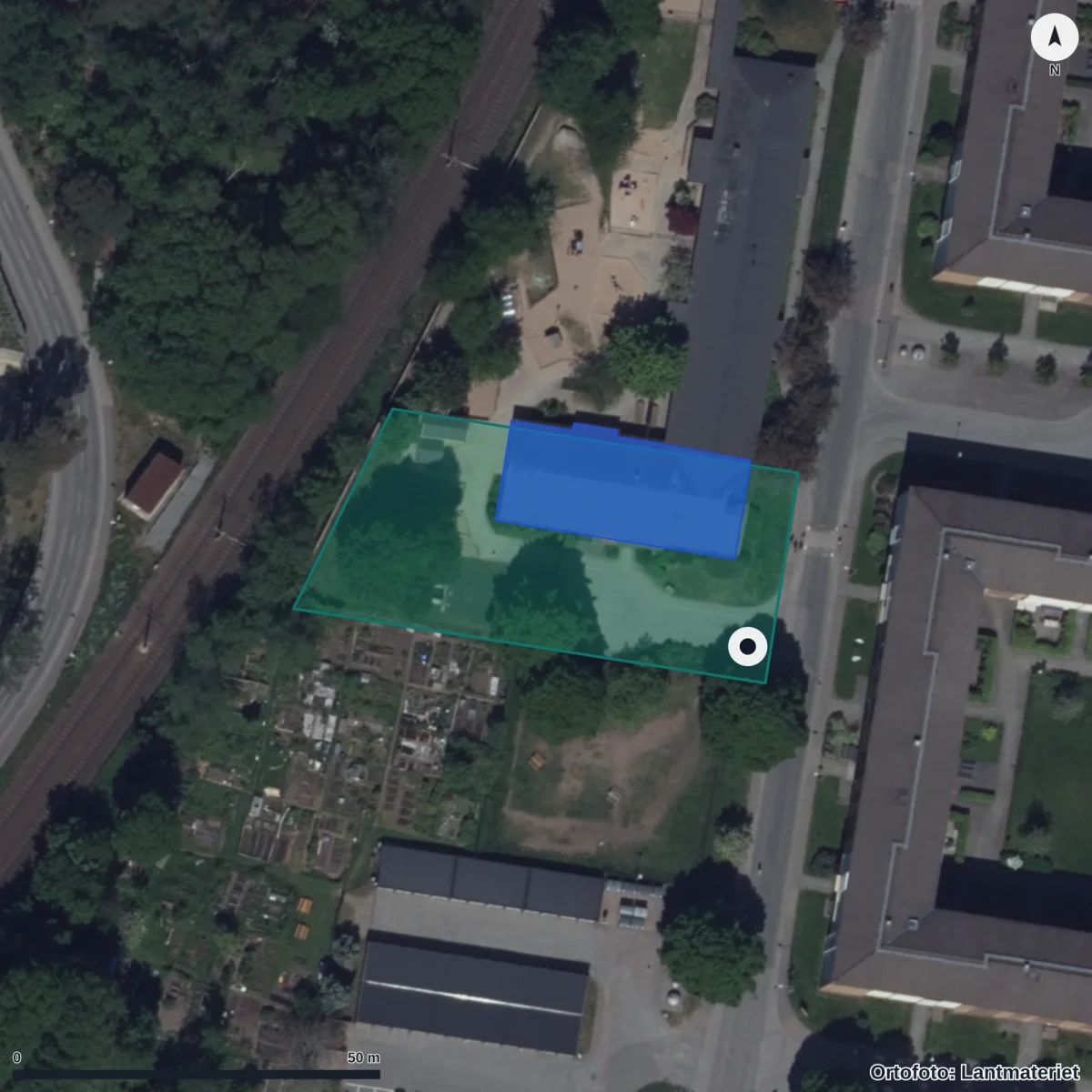 Flygbild över Nymilsgatan 6-8 Förskola, ortofoto från Lantmäteriet