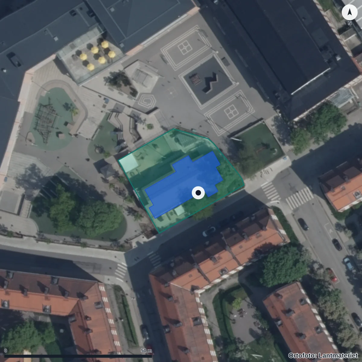 Flygbild över Förskolan Röda Berget, Pysslingen, ortofoto från Lantmäteriet