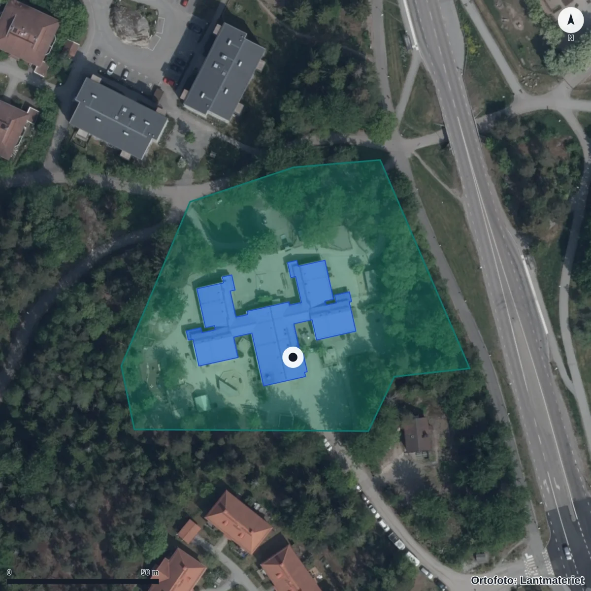 Flygbild över Farmarstugan Förskola, ortofoto från Lantmäteriet