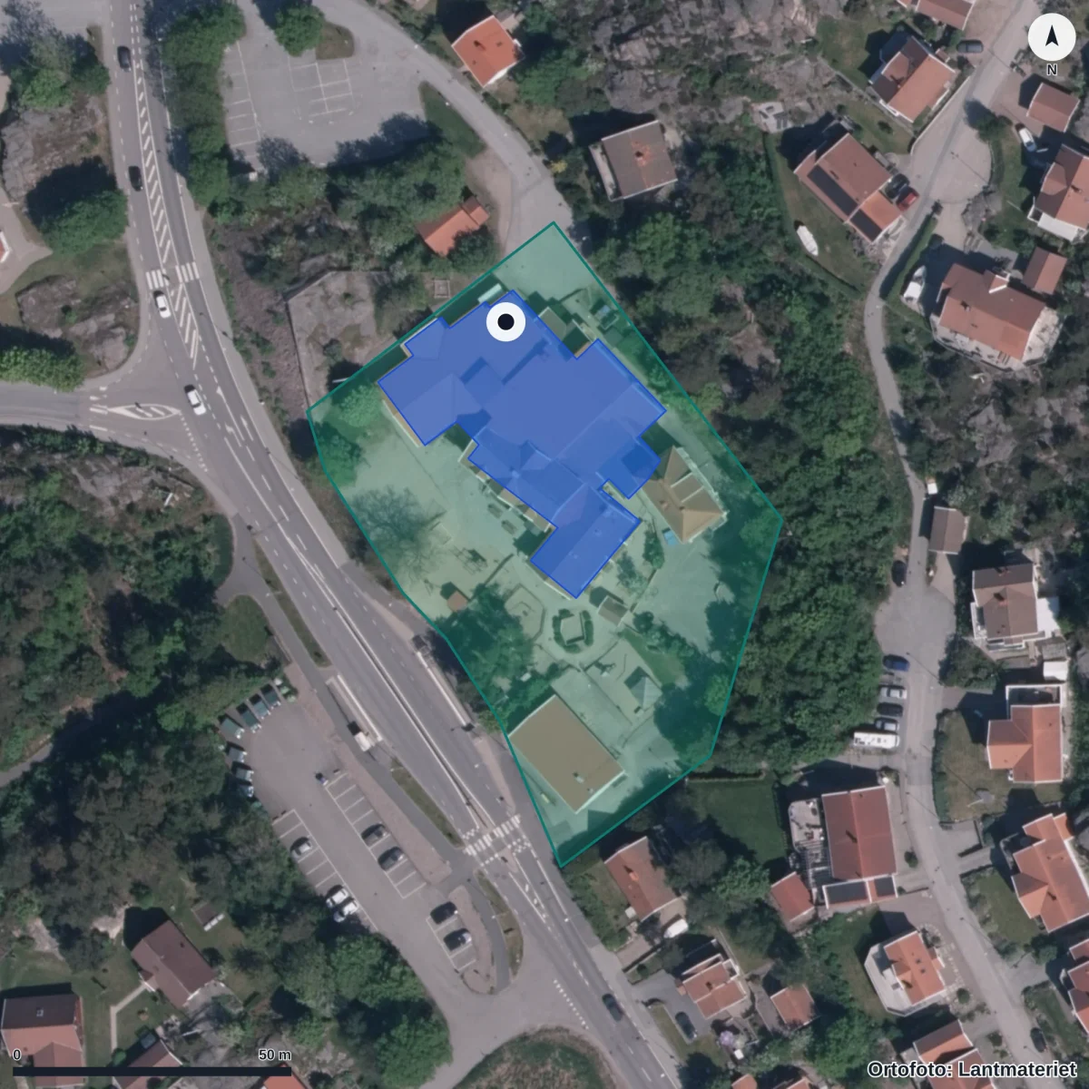 Flygbild över Bovallstrands Förskola, ortofoto från Lantmäteriet