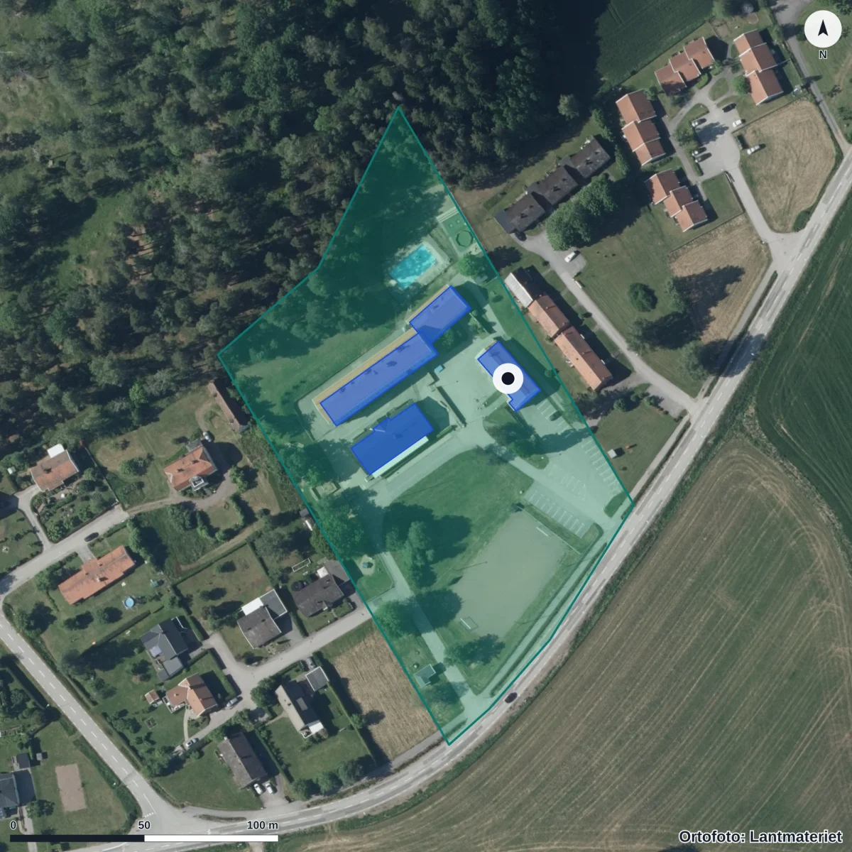 Flygbild över Förskolan Backsippan, ortofoto från Lantmäteriet
