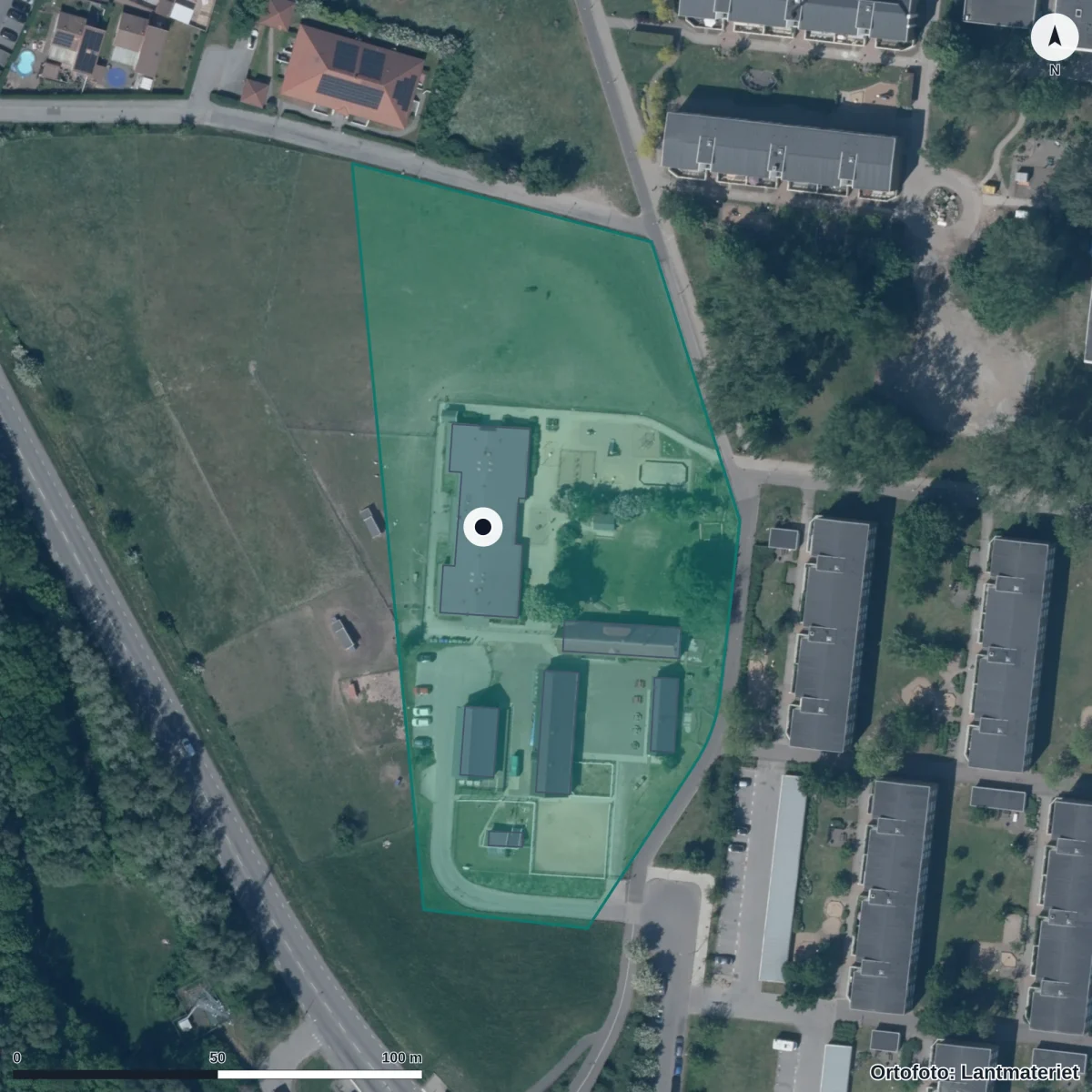 Flygbild över Almviksgårdens Förskola, ortofoto från Lantmäteriet