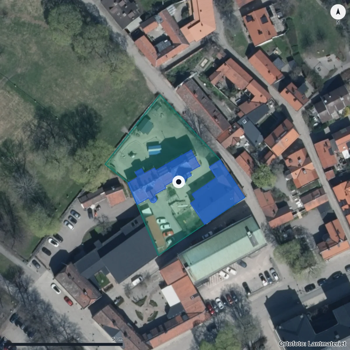 Flygbild över Kyrkbackens Förskola, ortofoto från Lantmäteriet