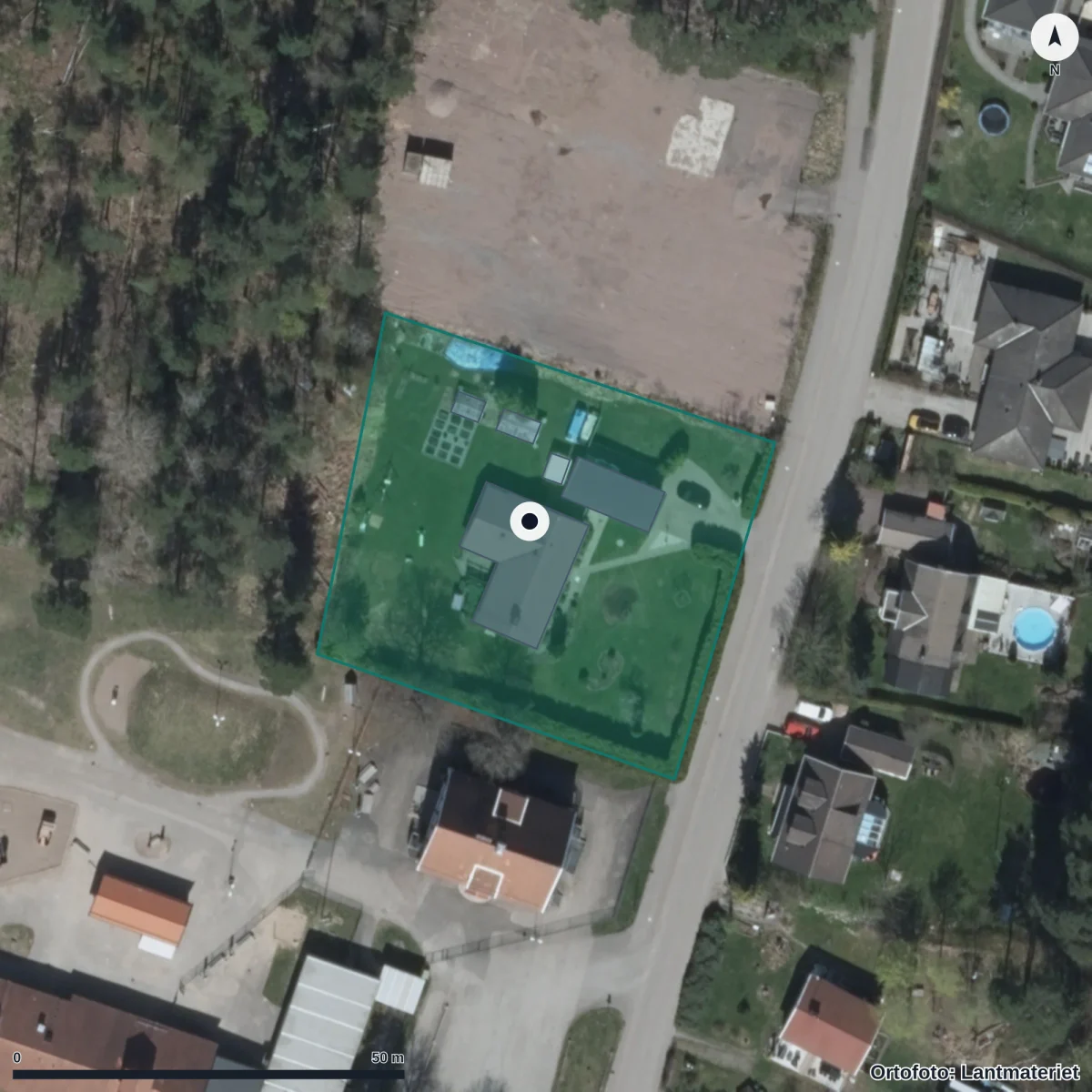 Flygbild över Hallersruds Förskola, ortofoto från Lantmäteriet