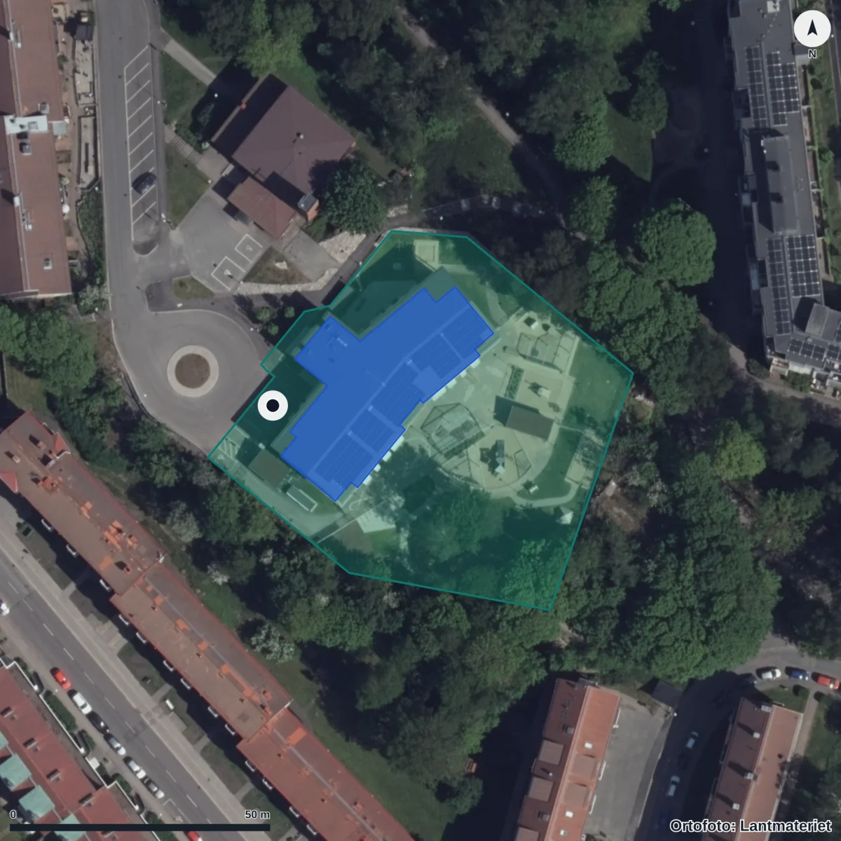 Flygbild över Burås Kyrkbacke 3 Förskola, ortofoto från Lantmäteriet