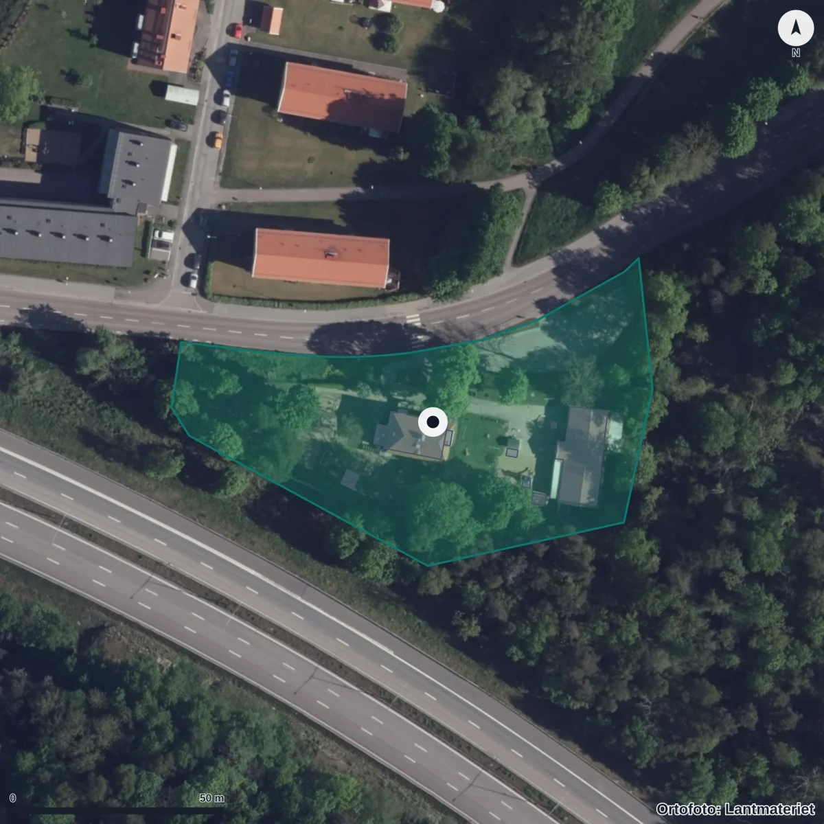 Flygbild över Montessoriförskolan Solstrålen, ortofoto från Lantmäteriet