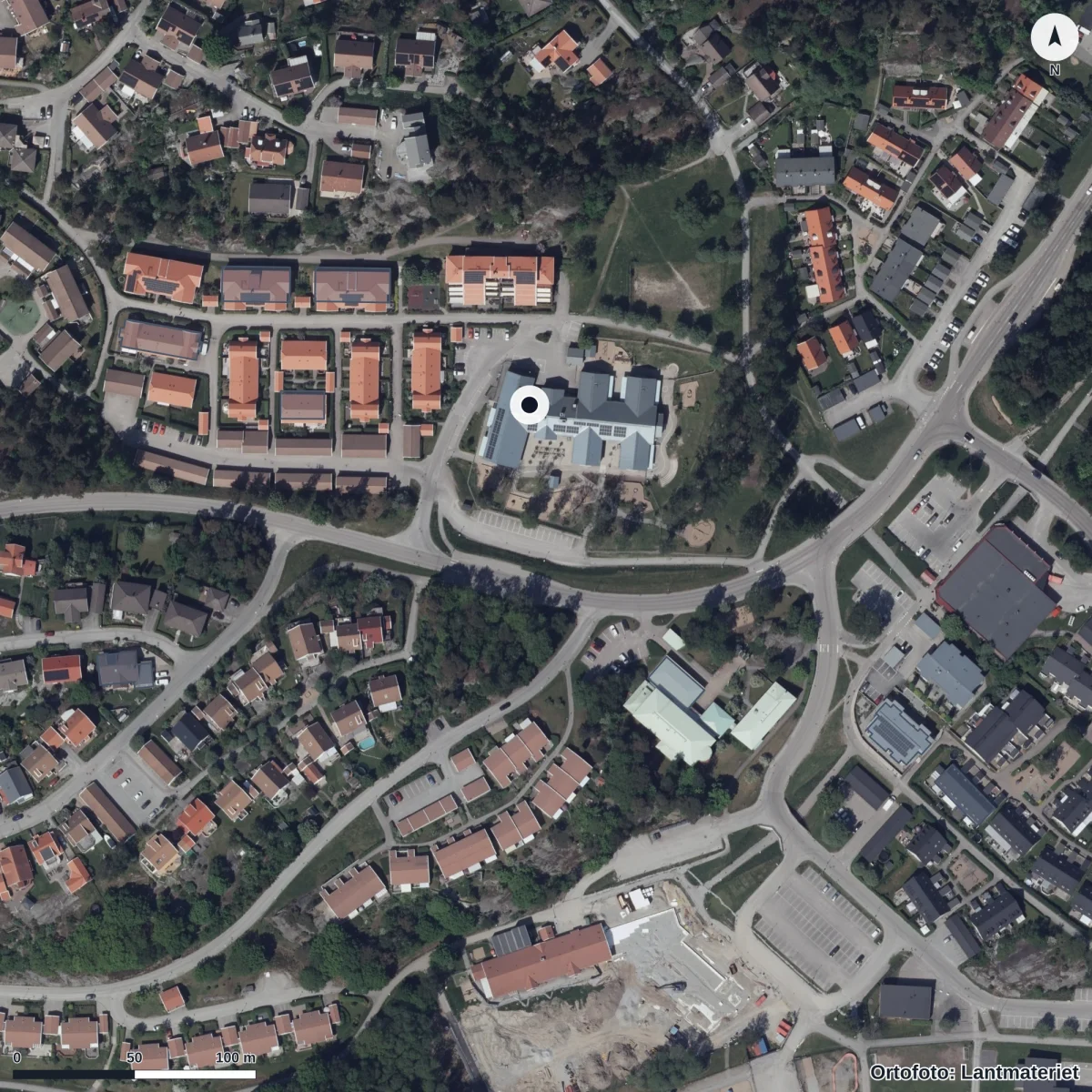 Flygbild över Brudhammar Förskola, ortofoto från Lantmäteriet