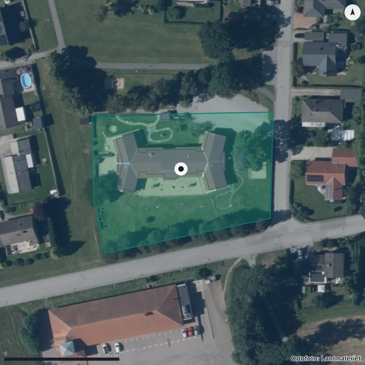 Flygbild över Regnbågens Förskola, ortofoto från Lantmäteriet