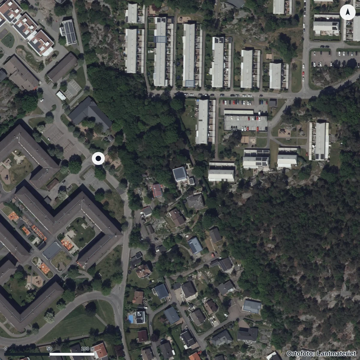 Flygbild över Bronsåldersgatan 27 Förskola, ortofoto från Lantmäteriet