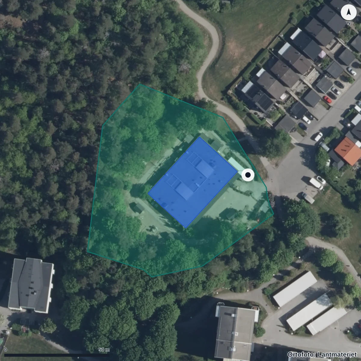 Flygbild över Förskolan Nackdala, ortofoto från Lantmäteriet
