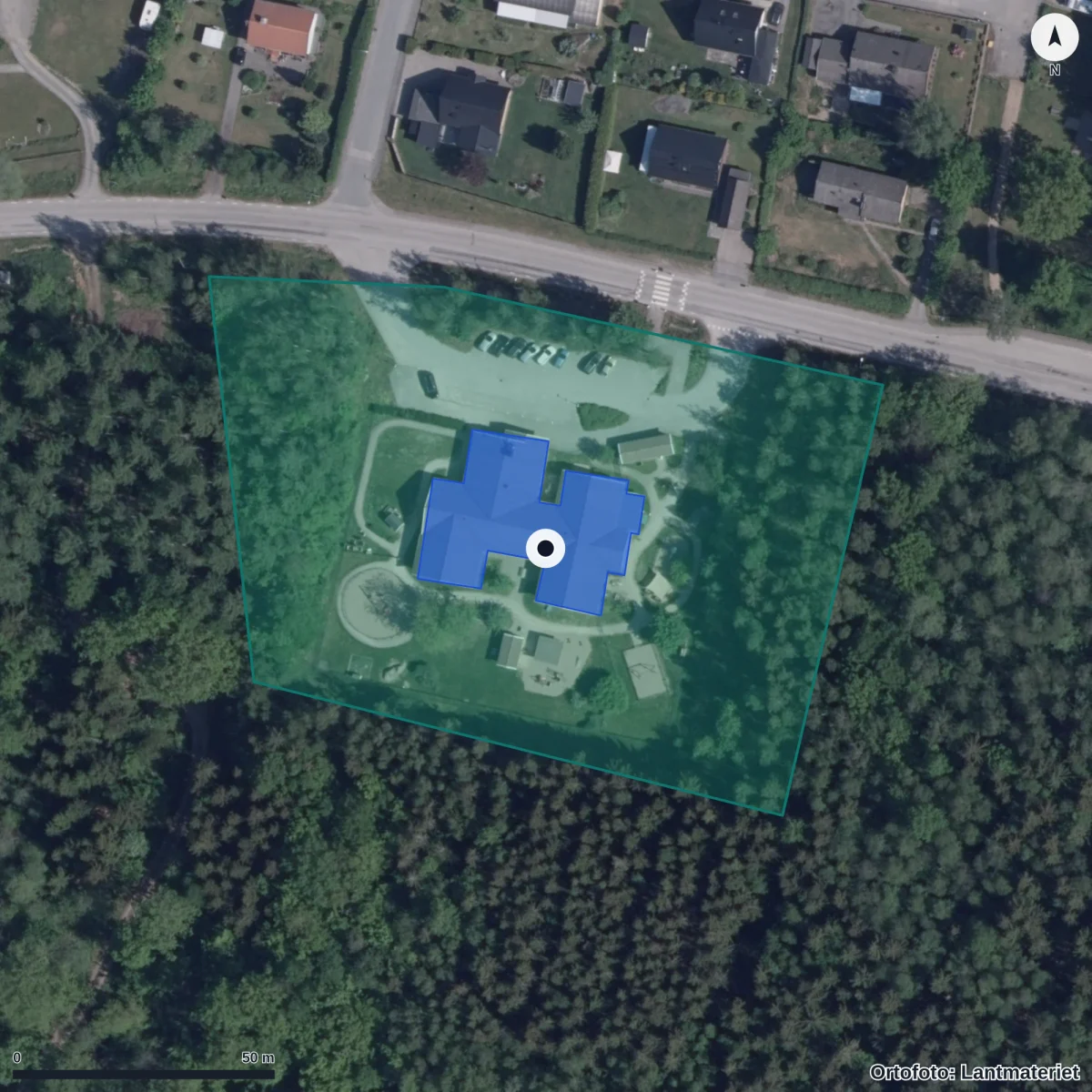 Flygbild över Spjutsbygds Förskola, ortofoto från Lantmäteriet