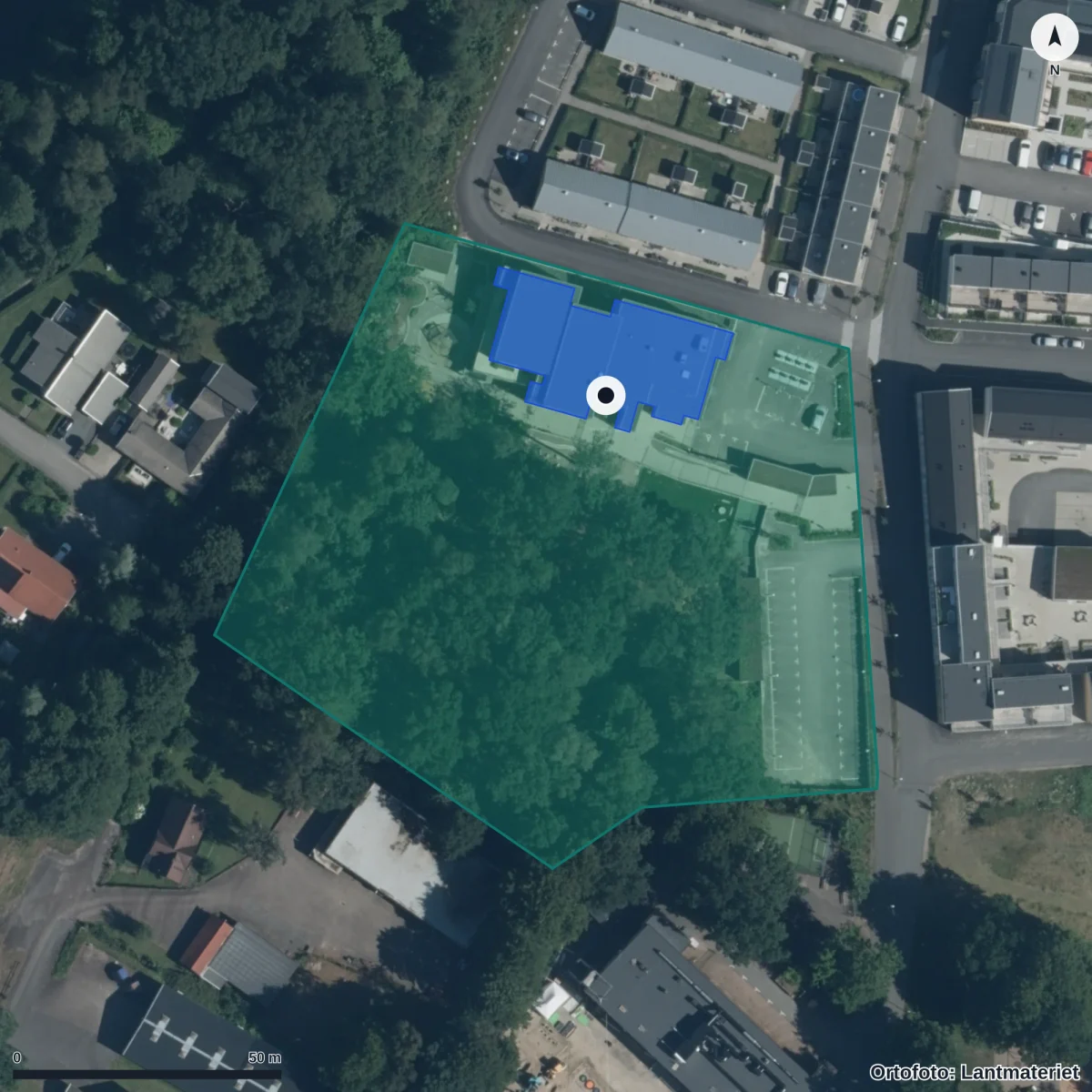 Flygbild över Montessoriförskolan Alma, ortofoto från Lantmäteriet