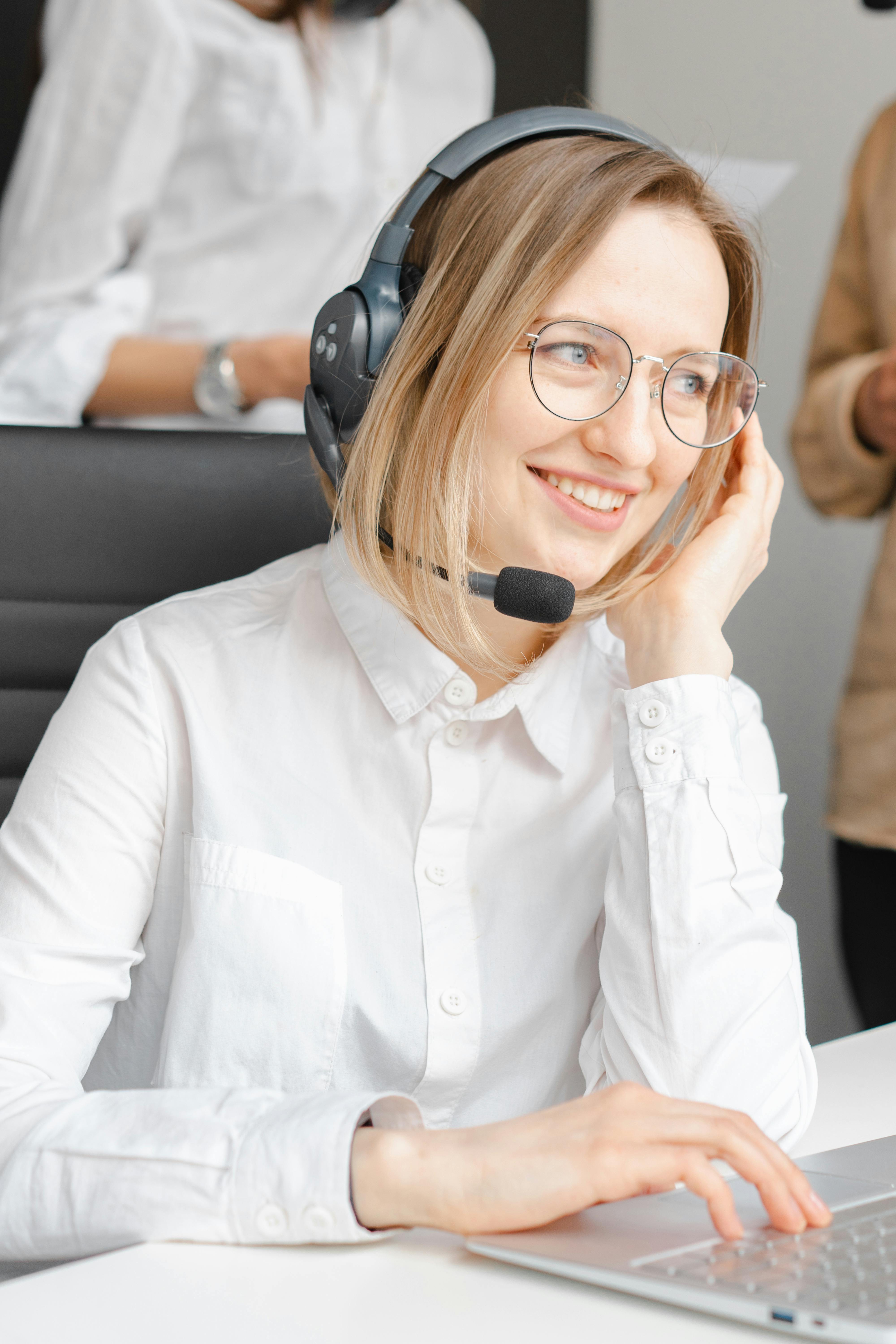 Advisor wearing a headset during a consultation call