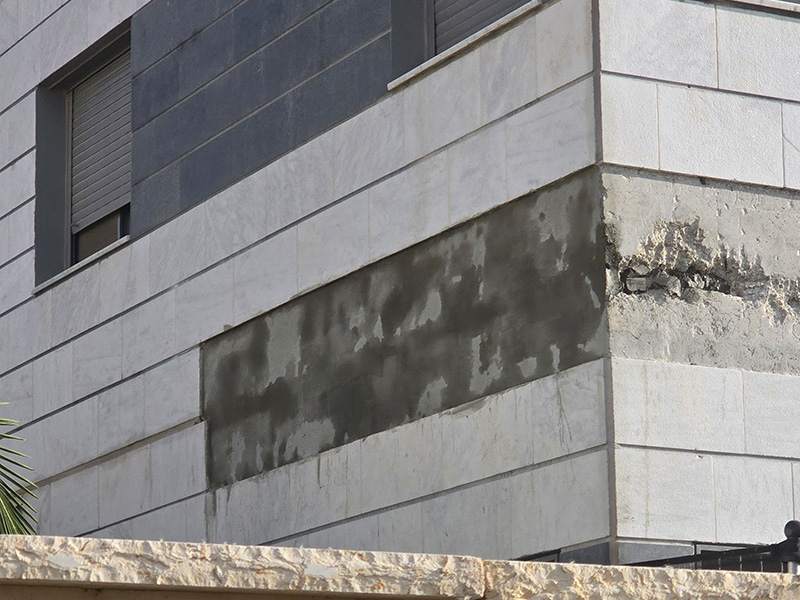 יישור בטון בחריש כהכנה לאיטום.