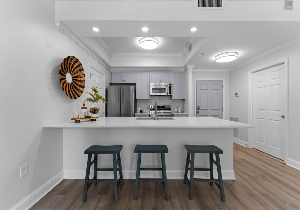 W 5th St APT 509_int-09