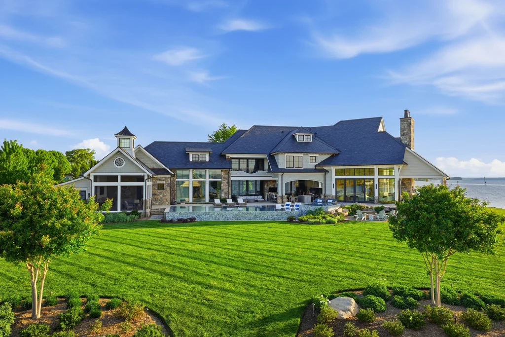 8515NormanEstatesDr_Ext_002