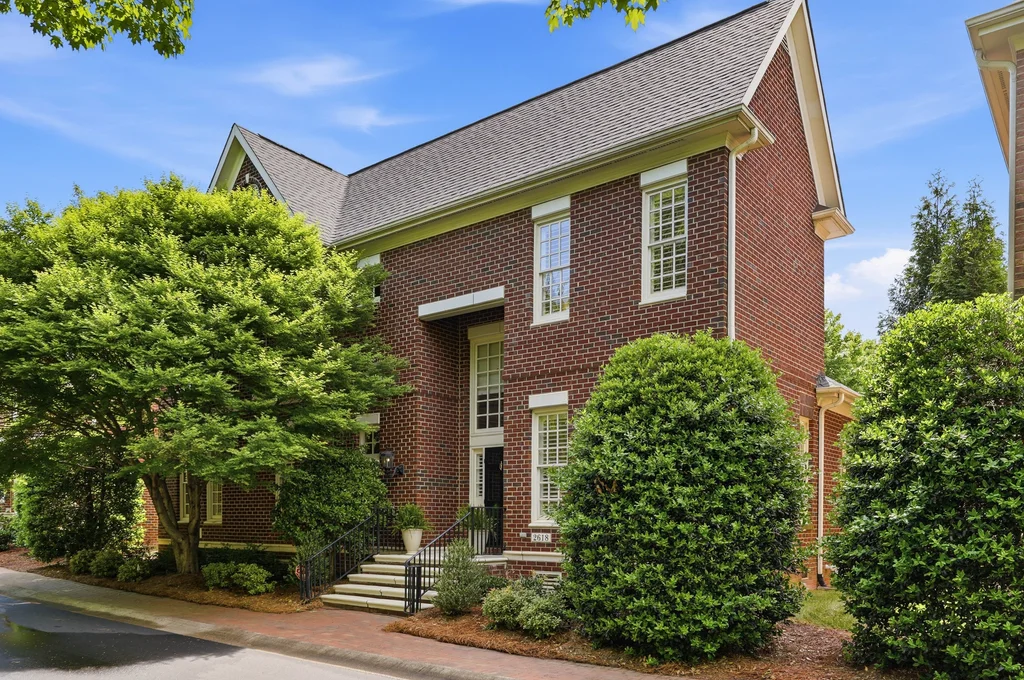 2618SheffieldCrescent_Ext_008