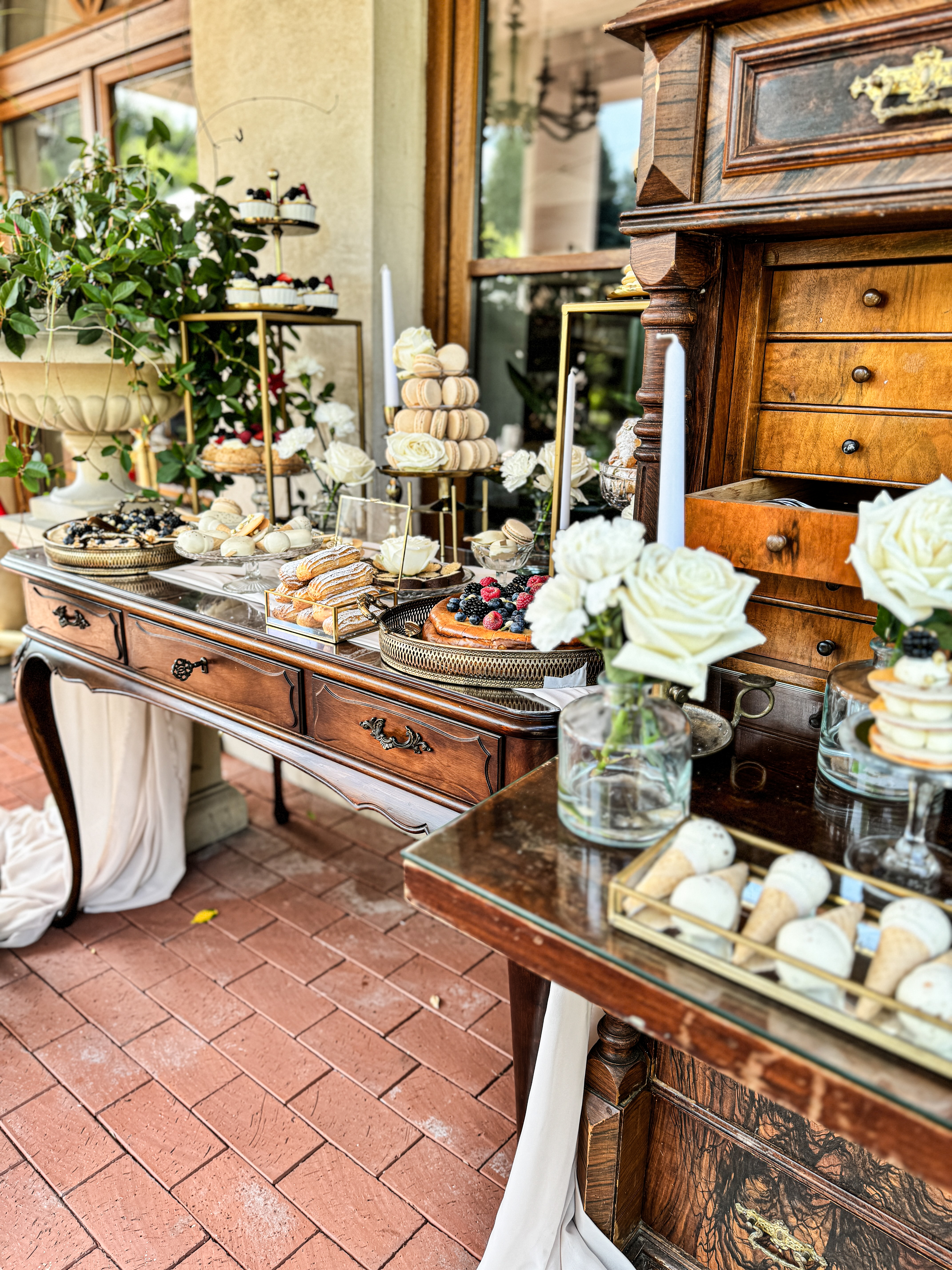 Sweet Secretary Desk: Full Retro Arrangement