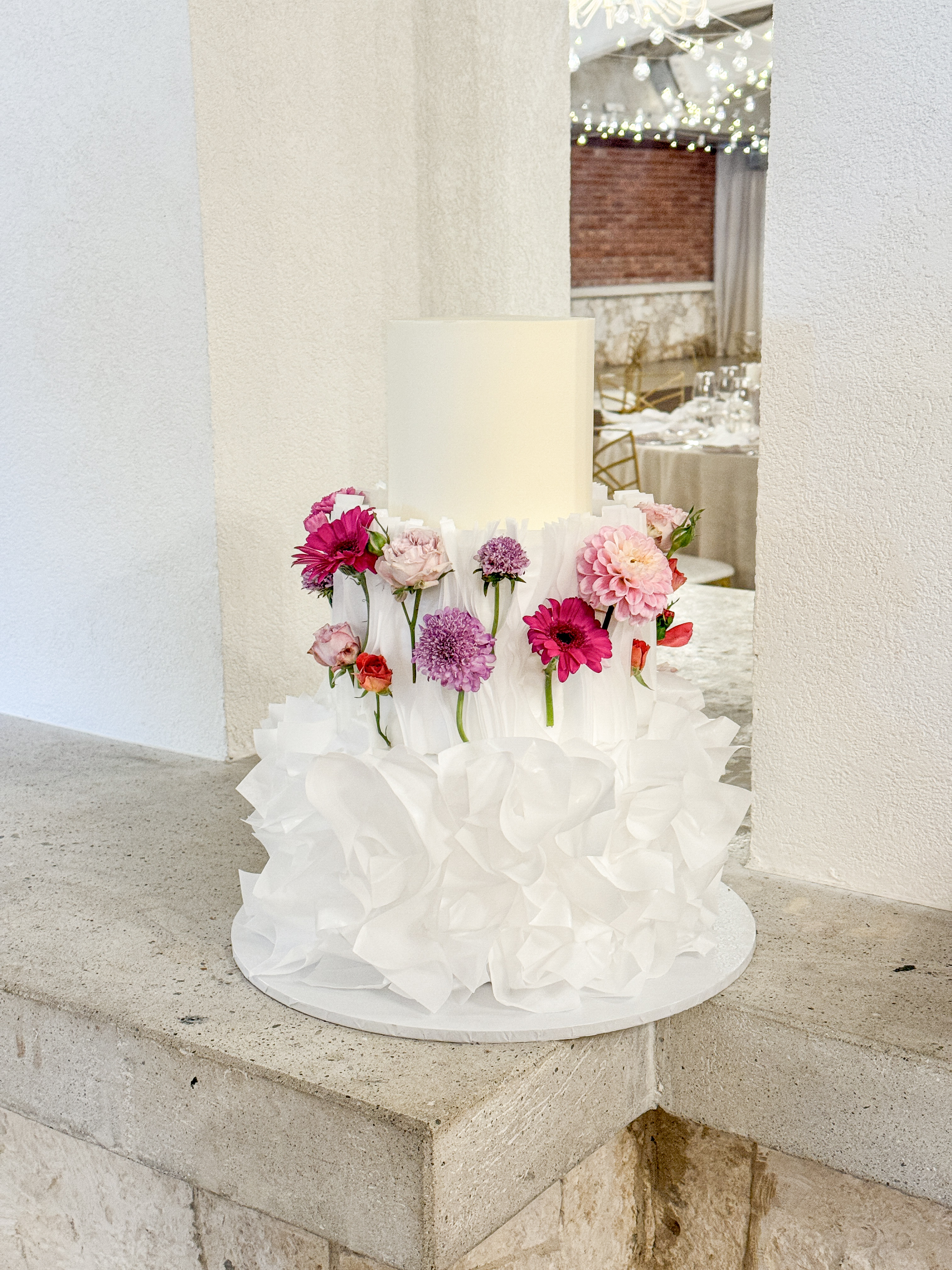 Artystyczny Tort z Falbanami i Kwiatami: Modern Floral Cake, artystyczny tort weselny, tort z falbanami, papier opłatkowy, papier ryżowy na torcie, Kraków Małopolska
