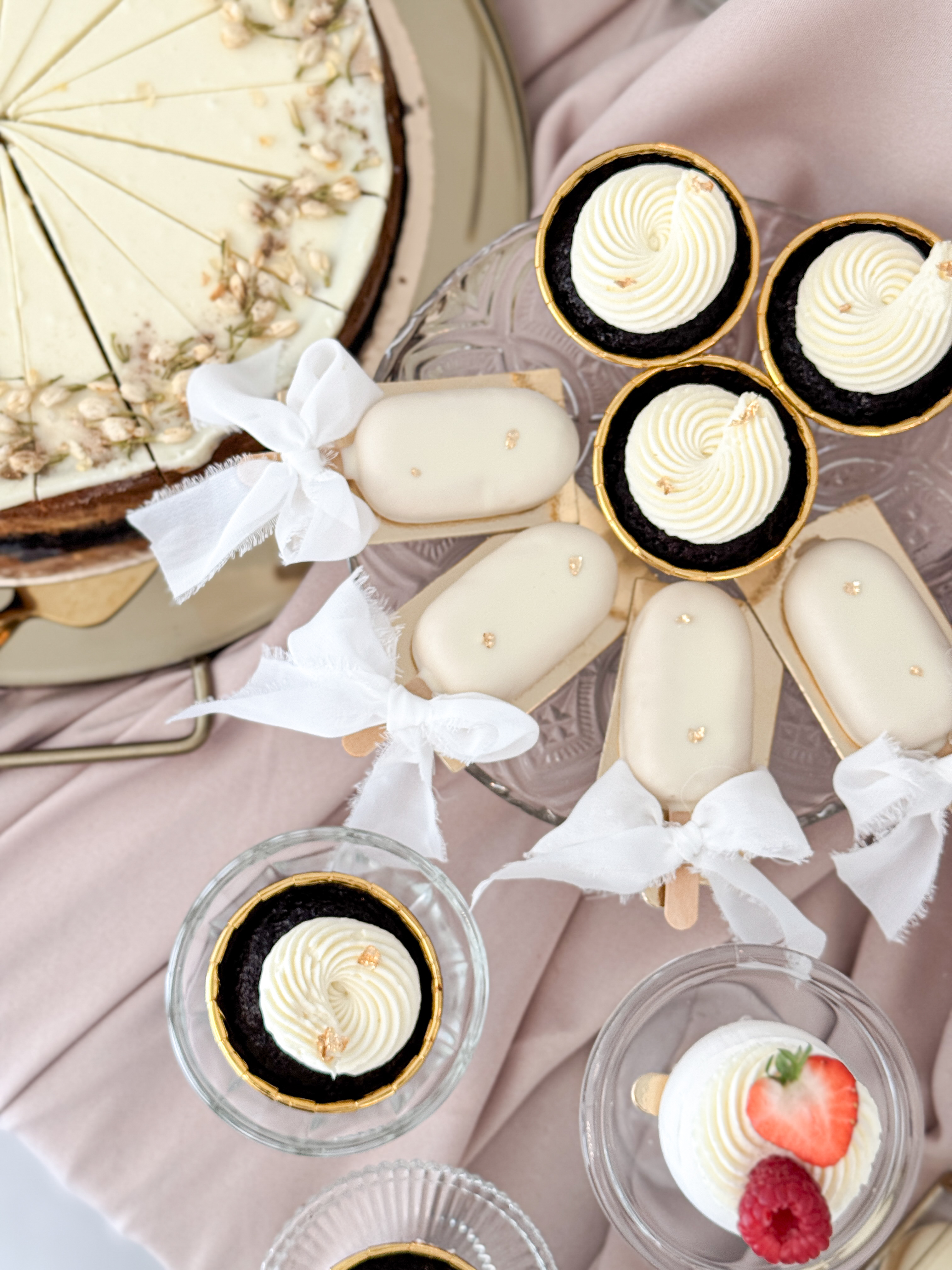 Eleganckie Monoporcje i Tarta: Słodki Stół z Góry, widok z góry, cakesicles, monoporcje na patyku, sernik weselny, Kraków Małopolska