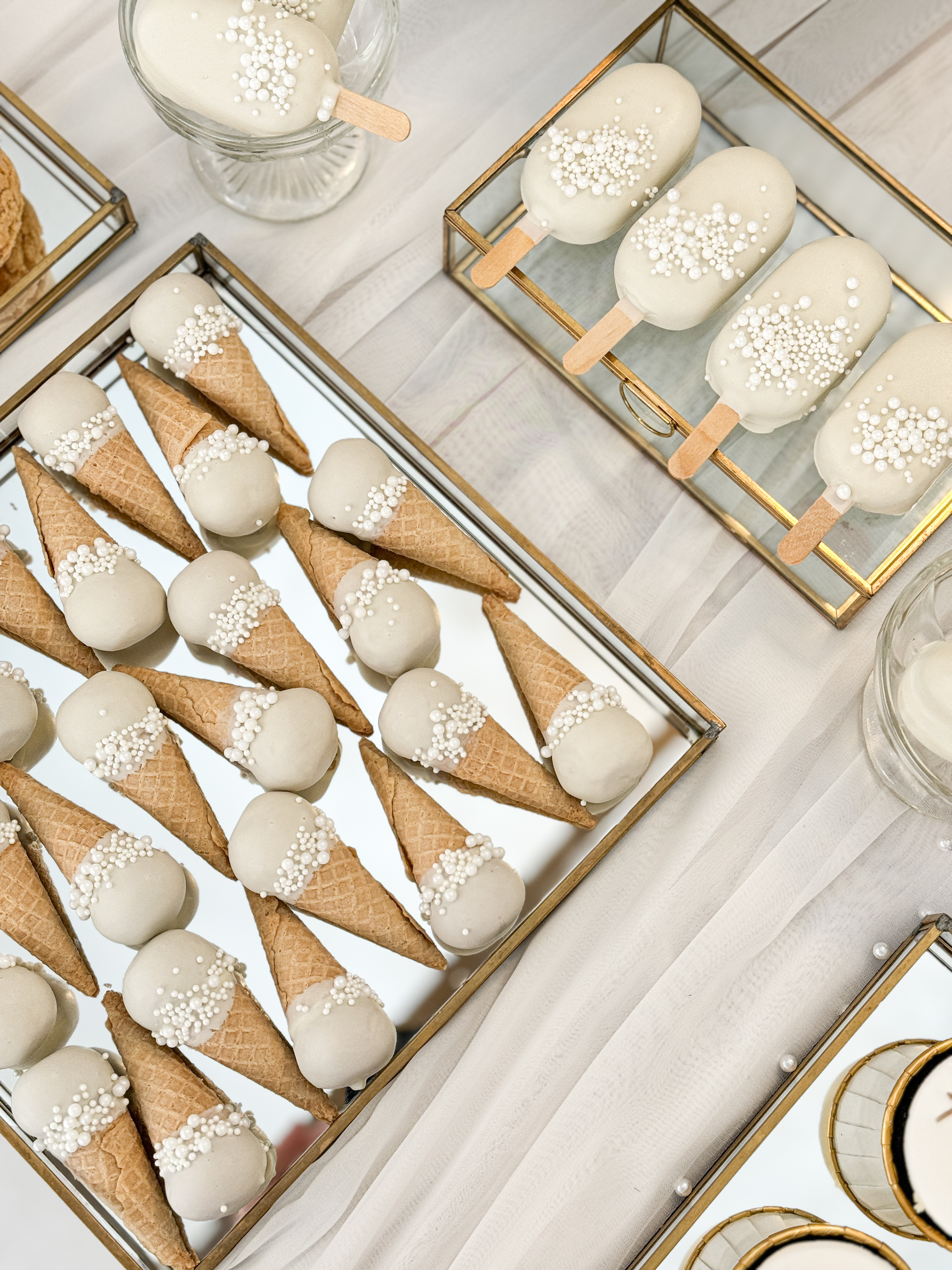 Białe Rożki i Cakesicles z Perełkami: Słodki Stół Flatlay, widok z góry, flatlay, cakesicles, monoporcje na patyku, Kraków Małopolska