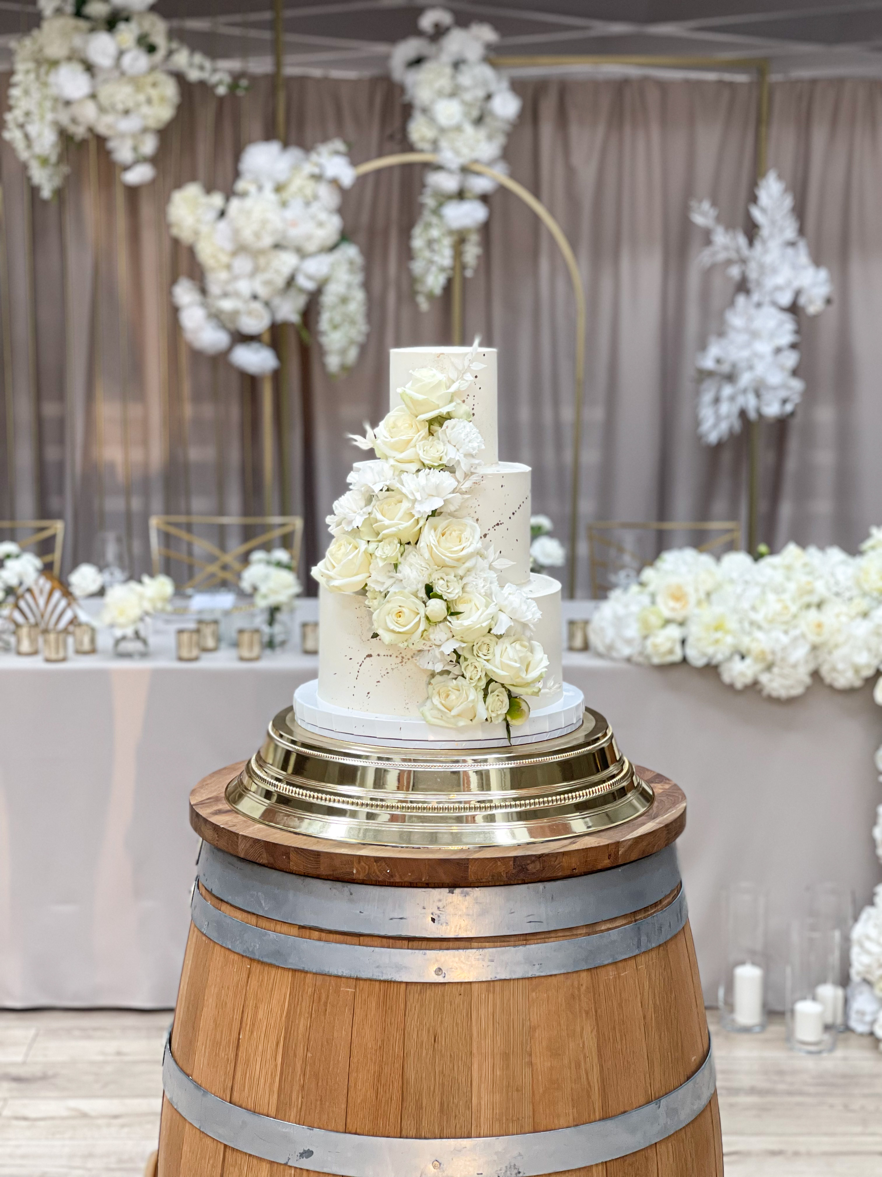 Biały Tort Weselny z Kaskadą Kwiatów i Złotem: Styl Rustic Glamour, tort weselny, biały tort, trzypiętrowy tort, kaskada kwiatów, Kraków Małopolska