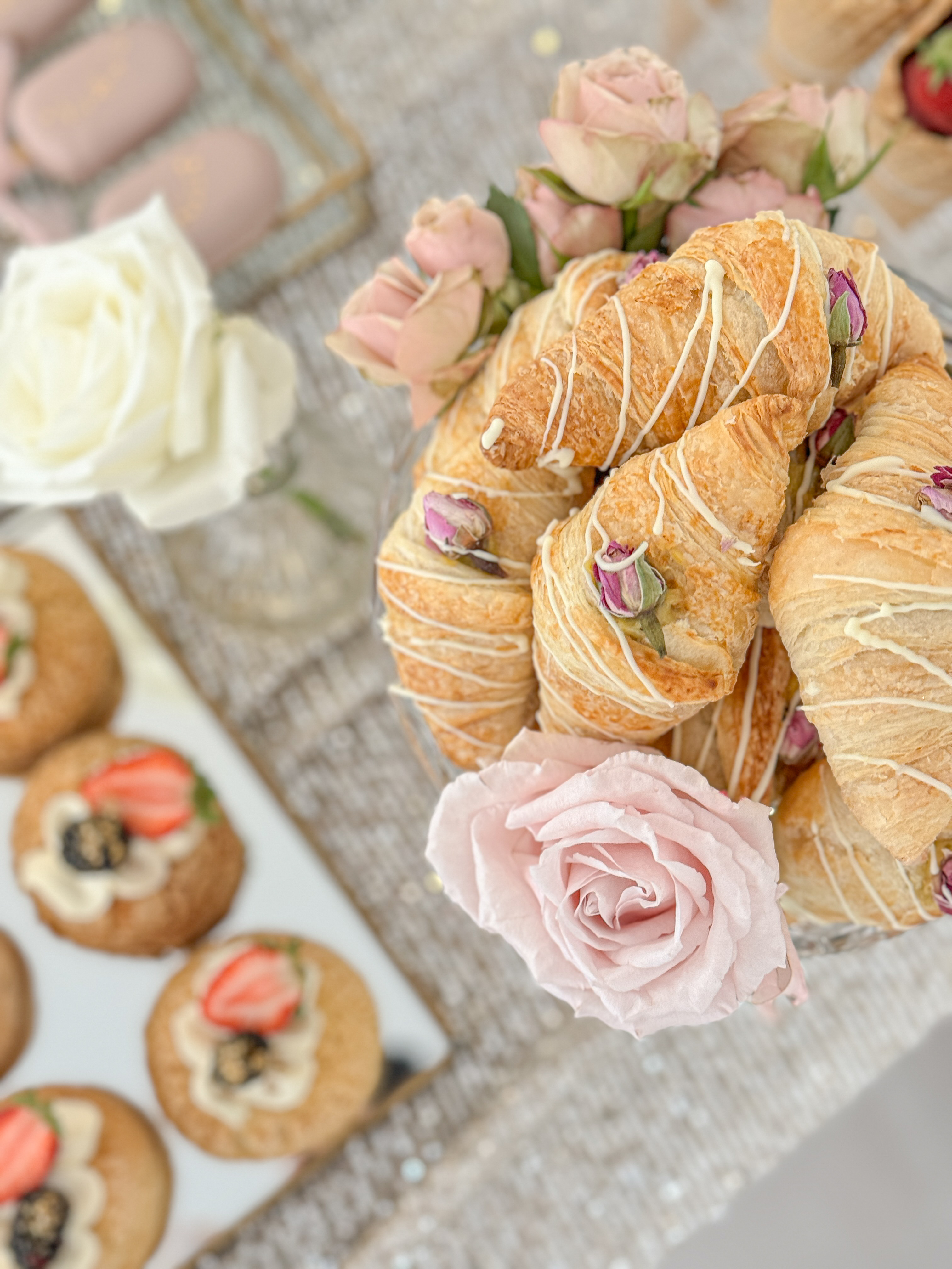 Romantyczne Croissanty z Różami: Pastelowy Słodki Stół, croissanty, biała czekolada, pączki róż, jadalne kwiaty, Kraków Małopolska