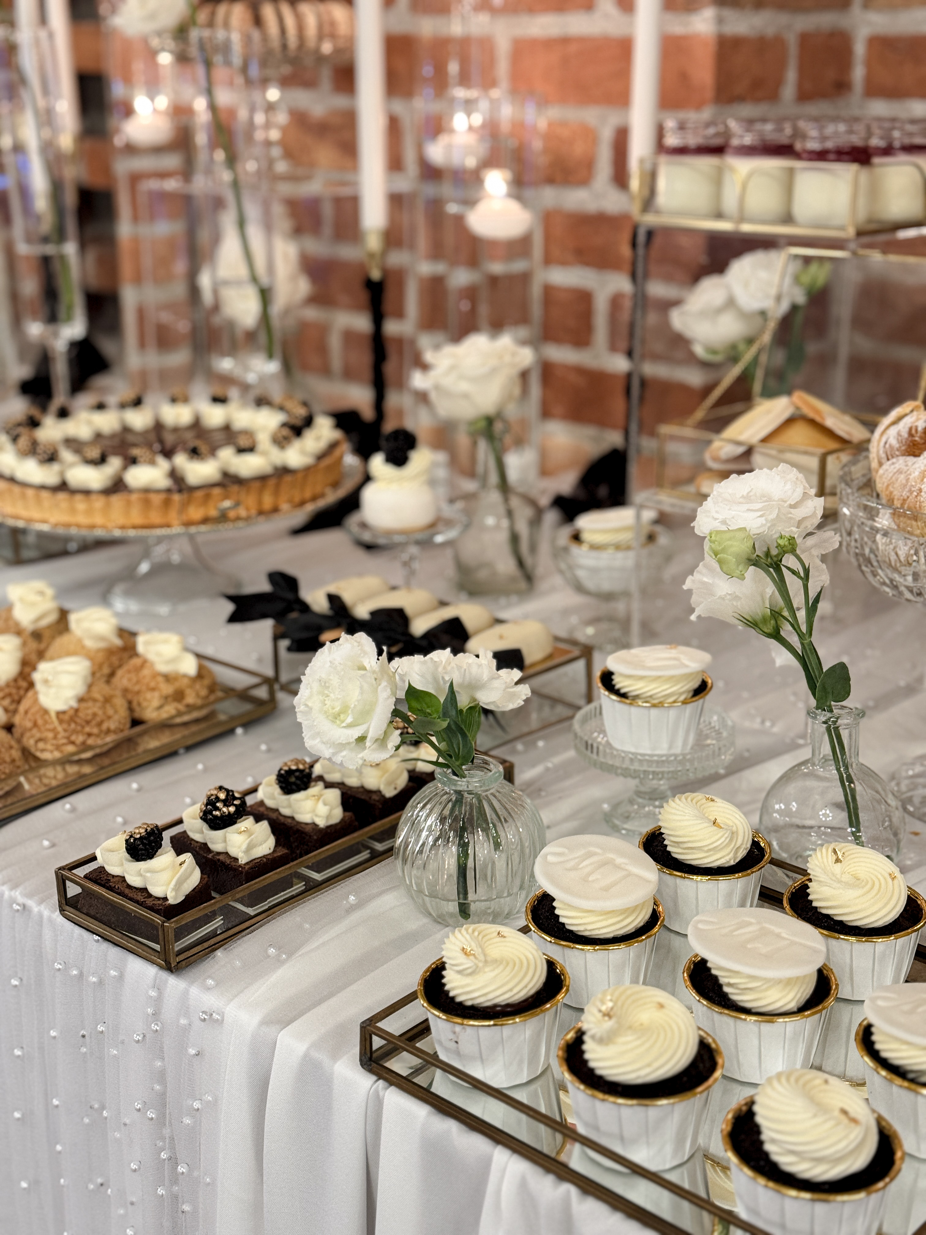 Personalizowane Babeczki i Tarta: Czarno-Biały Słodki Stół, czarno-biały słodki stół, personalizowane babeczki, tarta czekoladowa, cakesicles z czarną wstążką, Kraków Małopolska