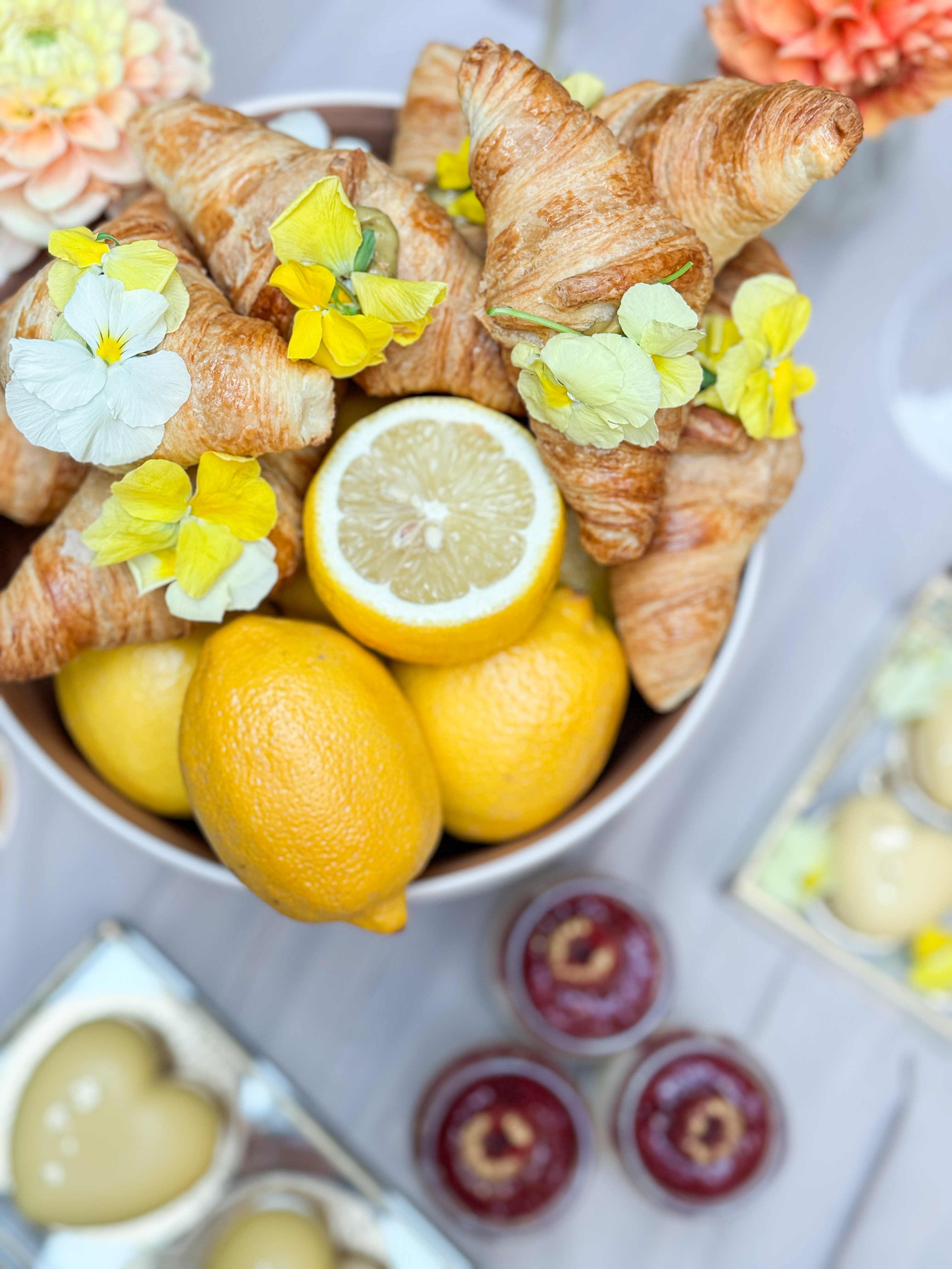 Letnie Croissanty i Cytryny: Włoski Słodki Stół, maślane croissanty, świeże cytryny, jadalne kwiaty, bratki, Kraków Małopolska