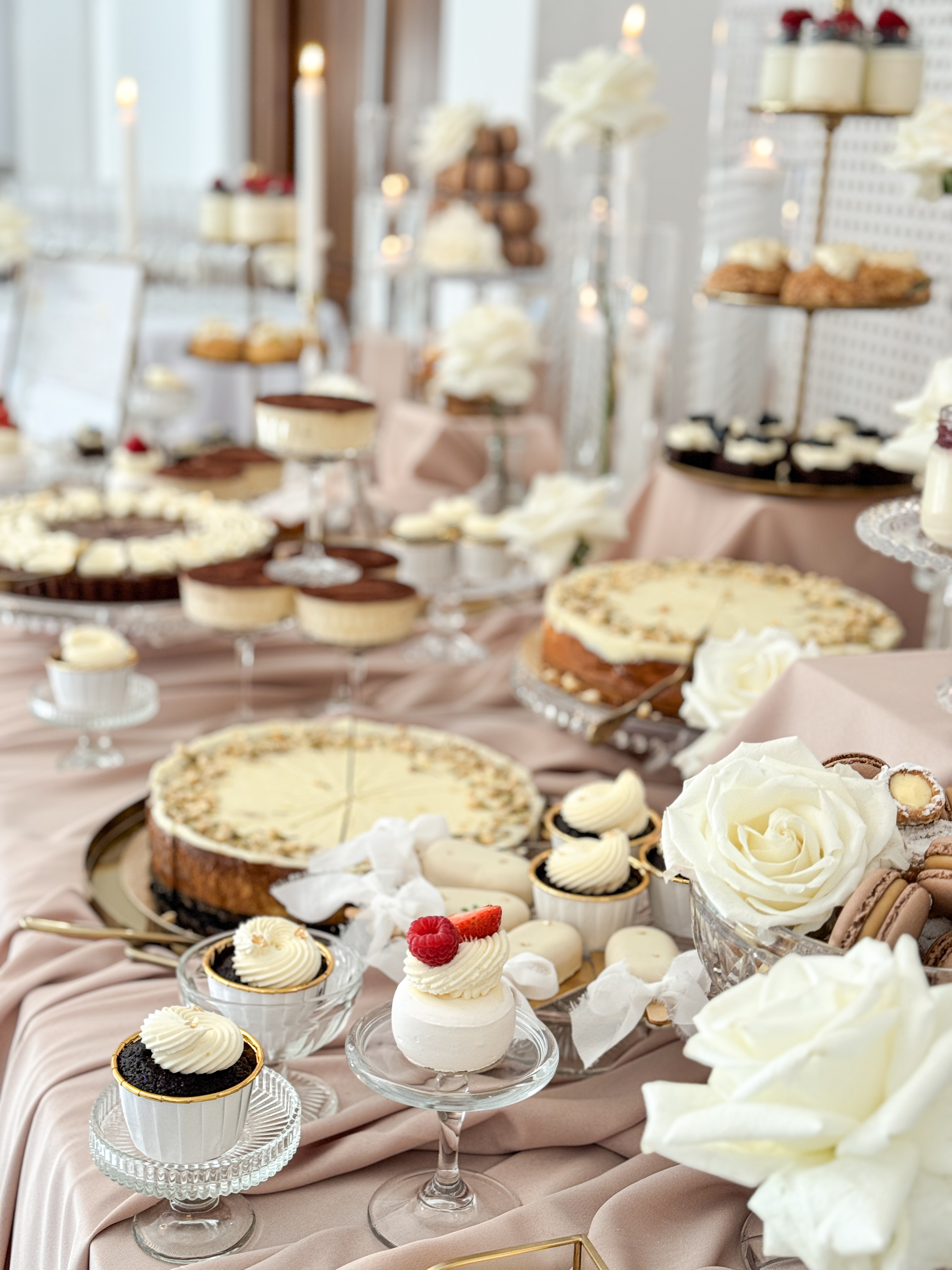 Elegancki Słodki Stół w Beżu: Serniki, Tiramisu i Białe Róże, beżowy słodki stół, sernik, tiramisu w pucharach, czekoladowe babeczki, Kraków Małopolska