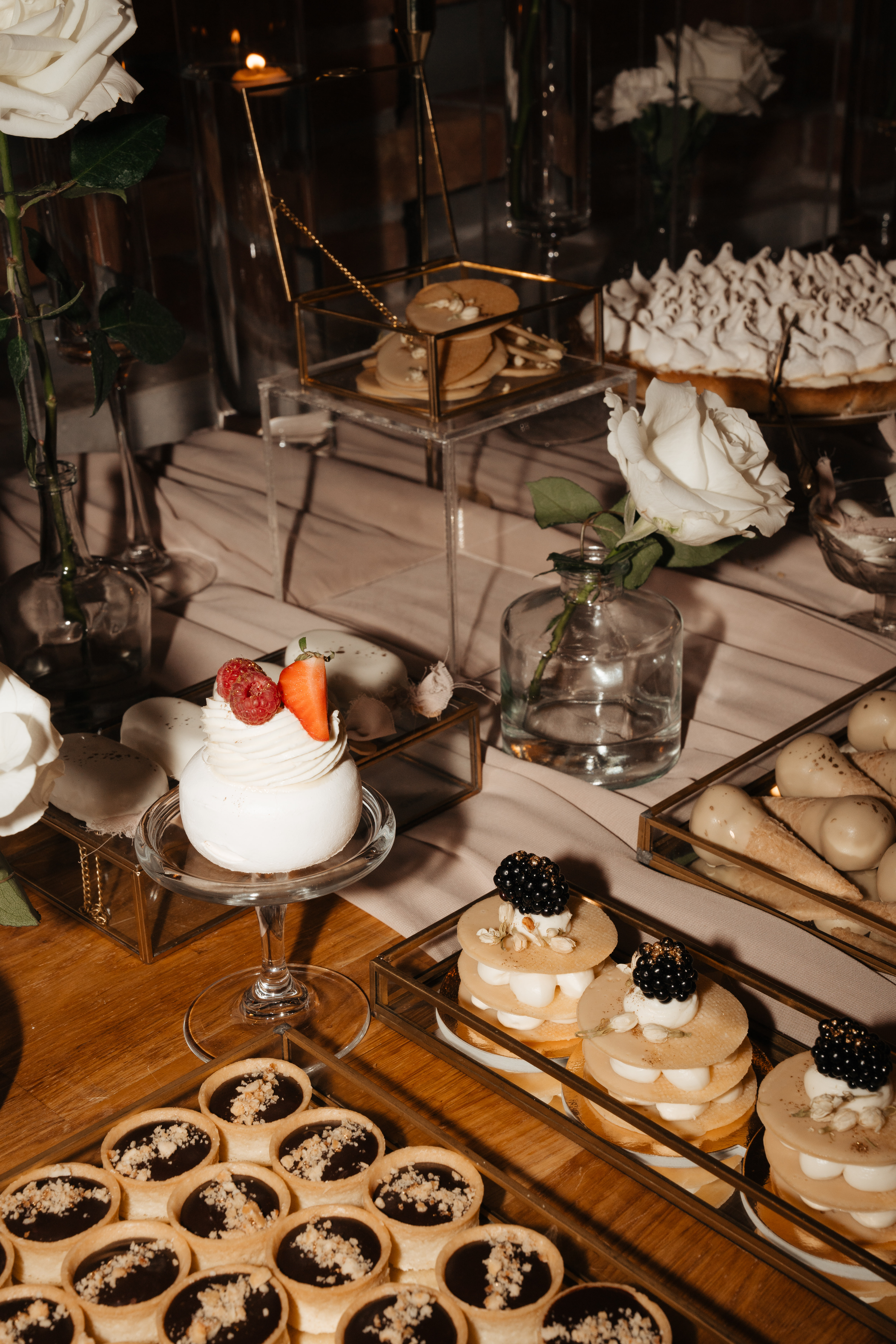 Luksusowe Monoporcje: Złoto, Biel i Świeże Owoce, mini beza, tartaletki czekoladowe, mille feuille, białe róże, Kraków Małopolska