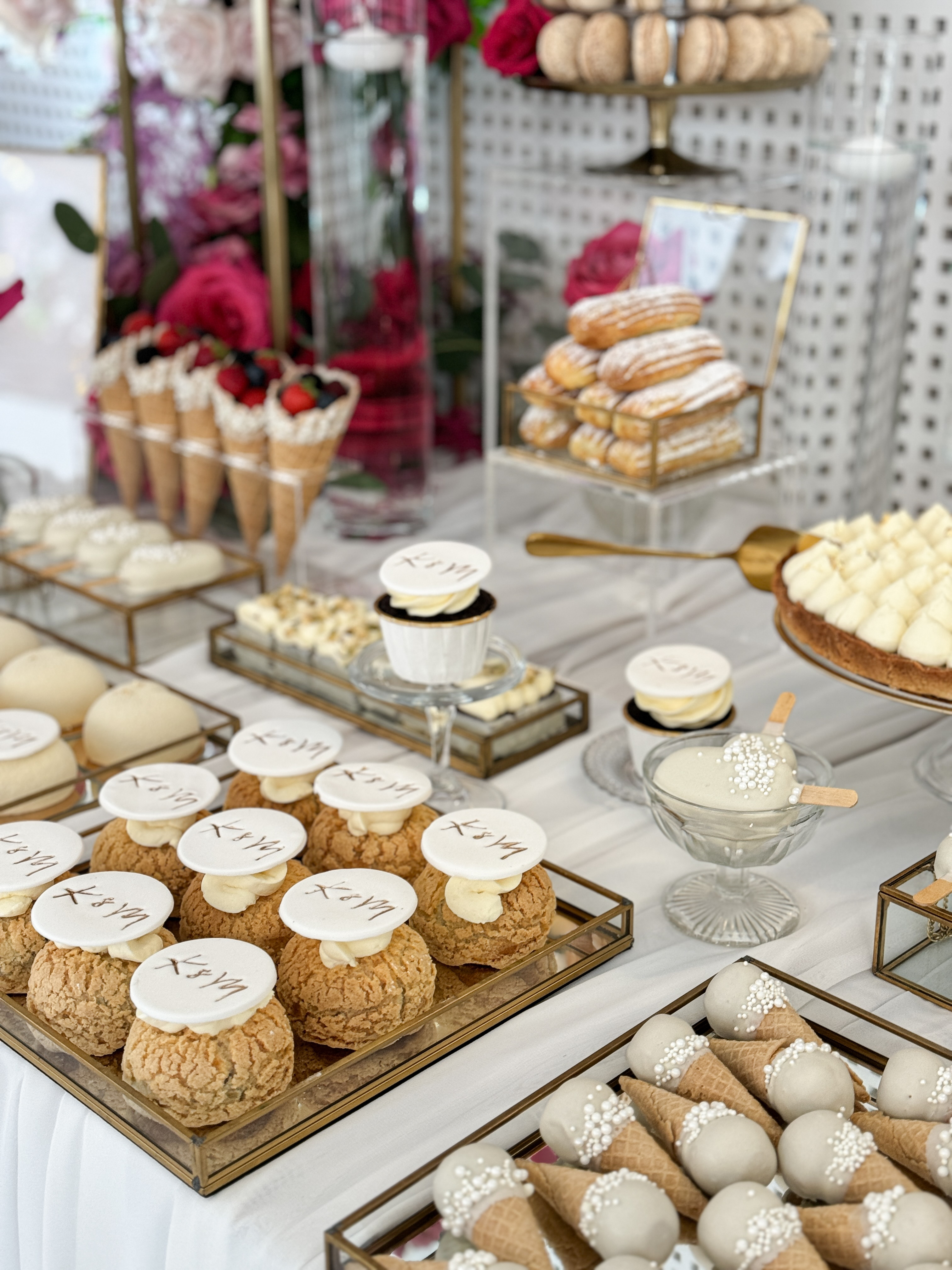 Personalizowane Ptysie i Mini Rożki: Jasny Słodki Stół, personalizowane desery, ptysie z kruszonką, inicjały na słodkościach, mini rożki cake pops, Kraków Małopolska