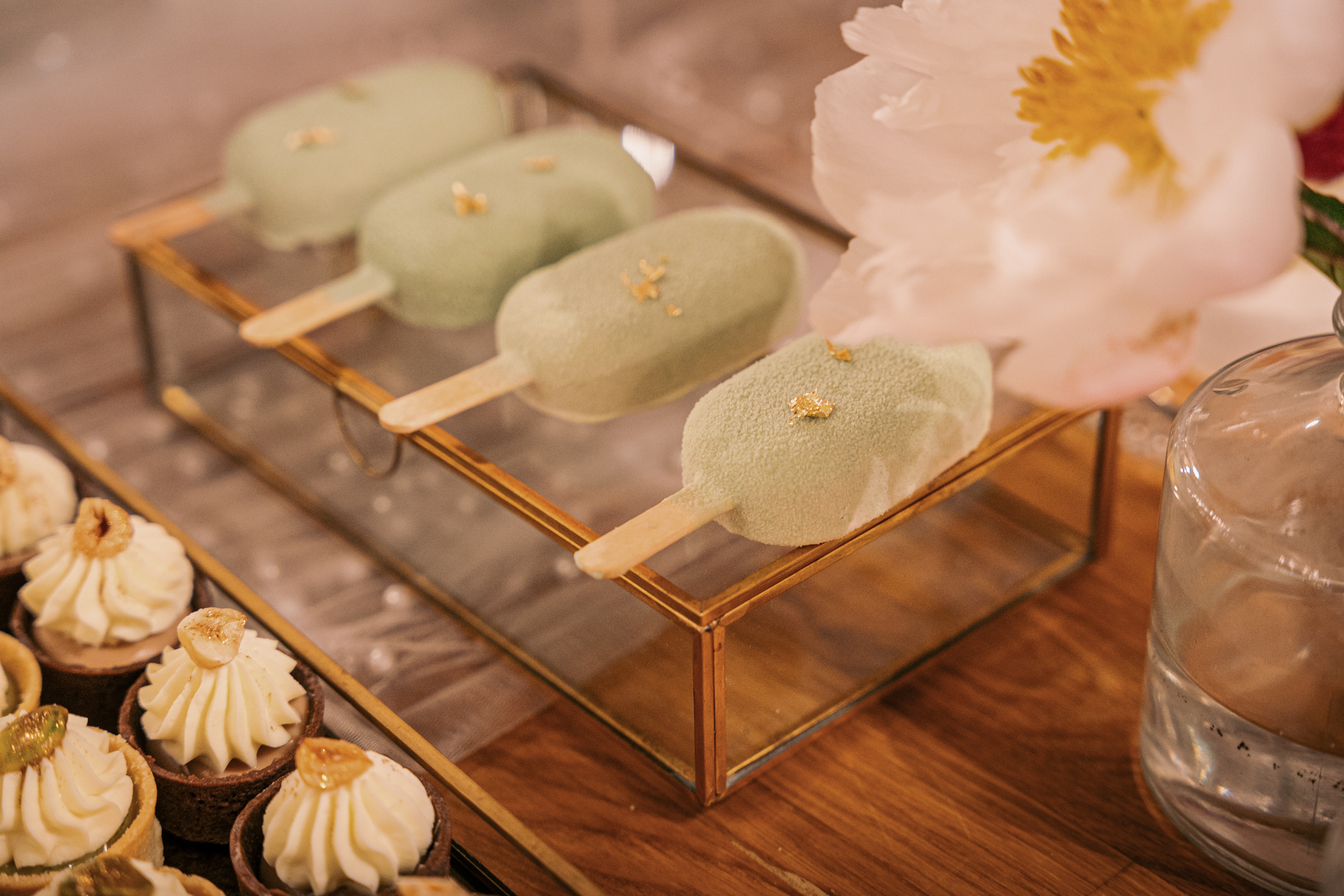 Pistacjowe Cakesicles zamszowe i Mini Tarty: Nowoczesne Detale, pistacjowe cakesicles, zielone monoporcje na patyku, zamszowa czekolada, płatki złota, Kraków Małopolska