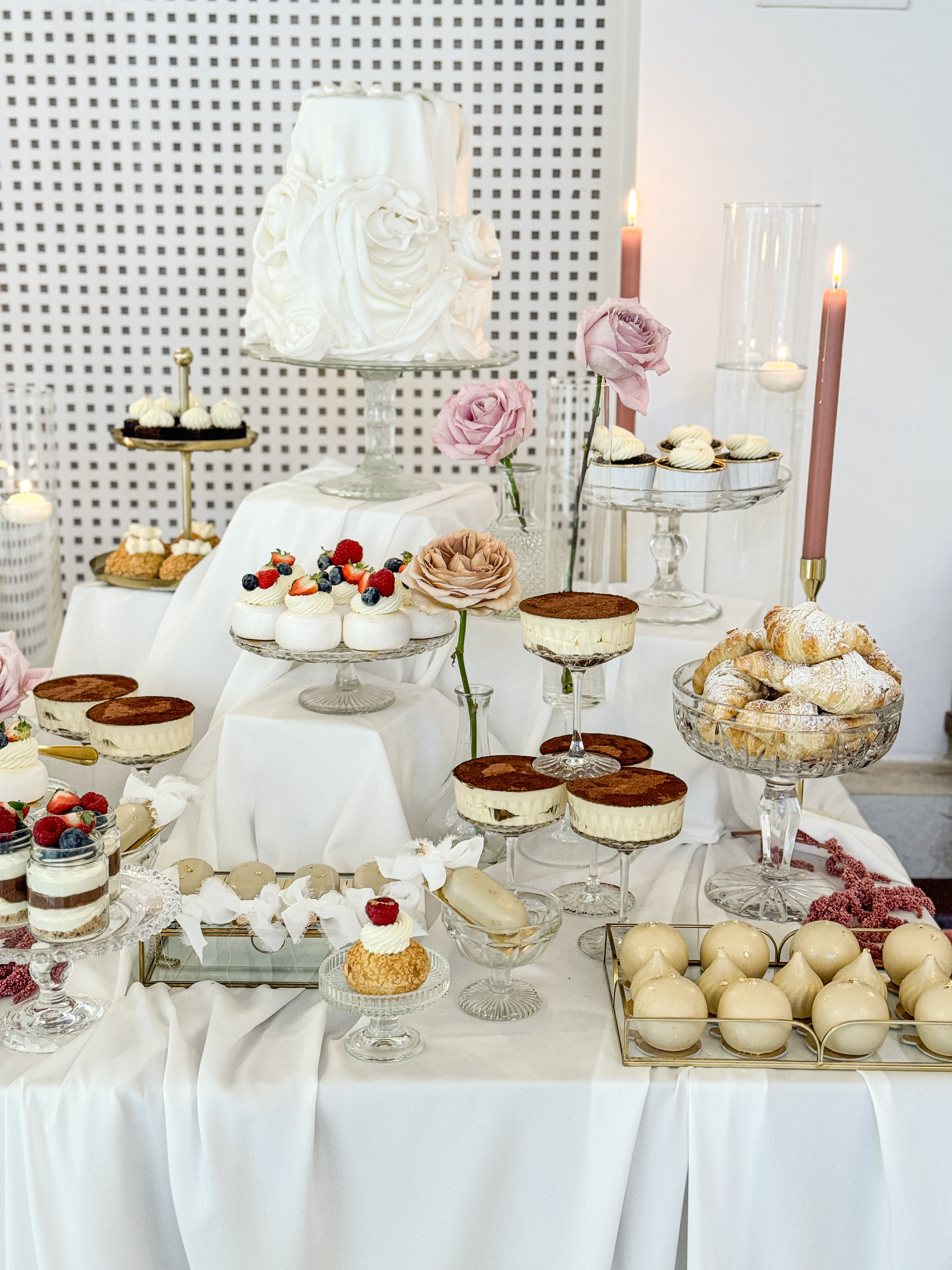 Romantyczna Biel: Tiramisu w Pucharach i Elegancki Tort, biały słodki stół, tiramisu w kieliszkach, biały tort weselny, mini pavlova z owocami, Kraków Małopolska