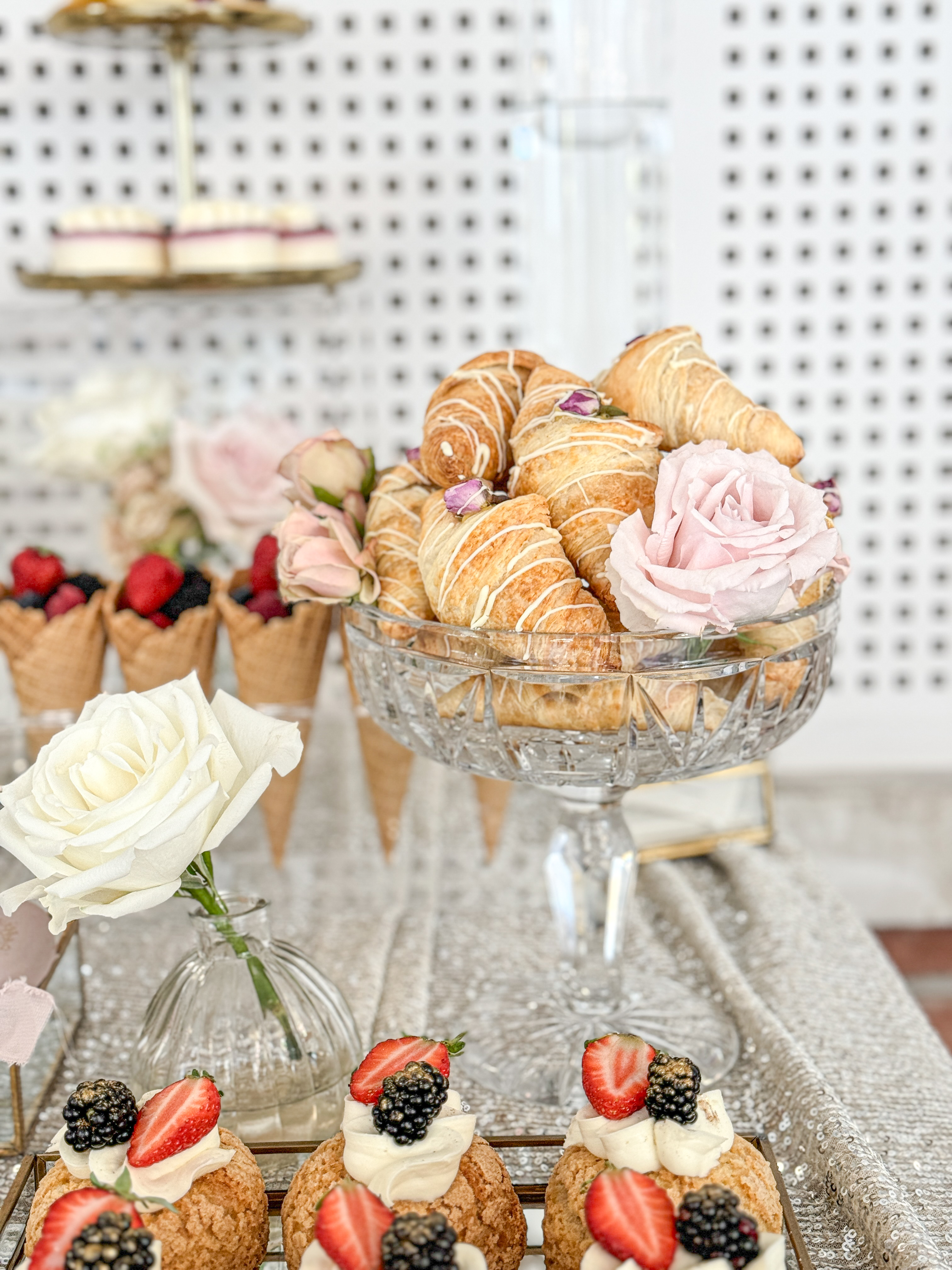 Croissanty w Krysztale i Owocowe Ptysie: Jasny Glamour, kryształowa patera, croissanty z białą czekoladą, ptysie z owocami, złote jeżyny, Kraków Małopolska