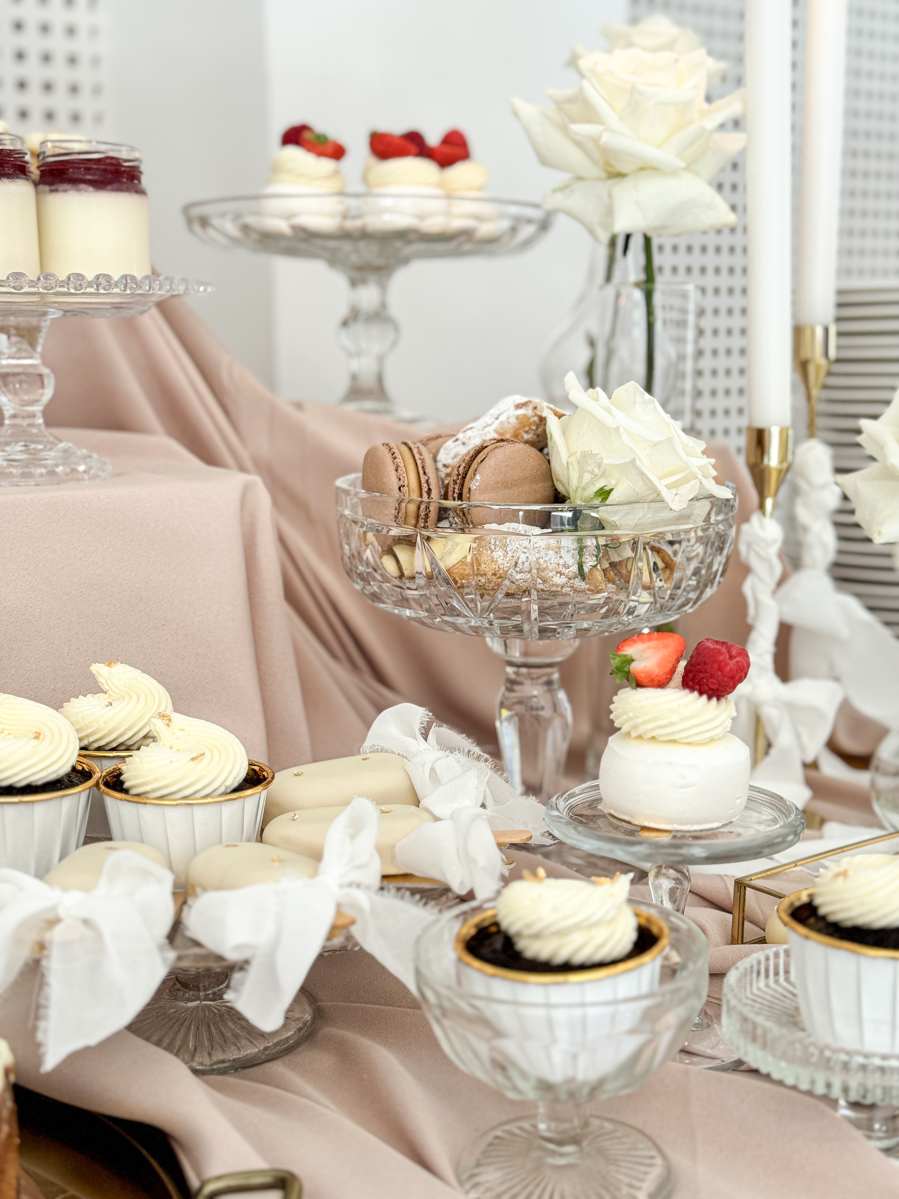Romantyczne Monoporcje i Makaroniki: Detale Boho Glam, monoporcje na patyku, lody cakesicles, czekoladowe makaroniki, kryształowa patera, Kraków Małopolska