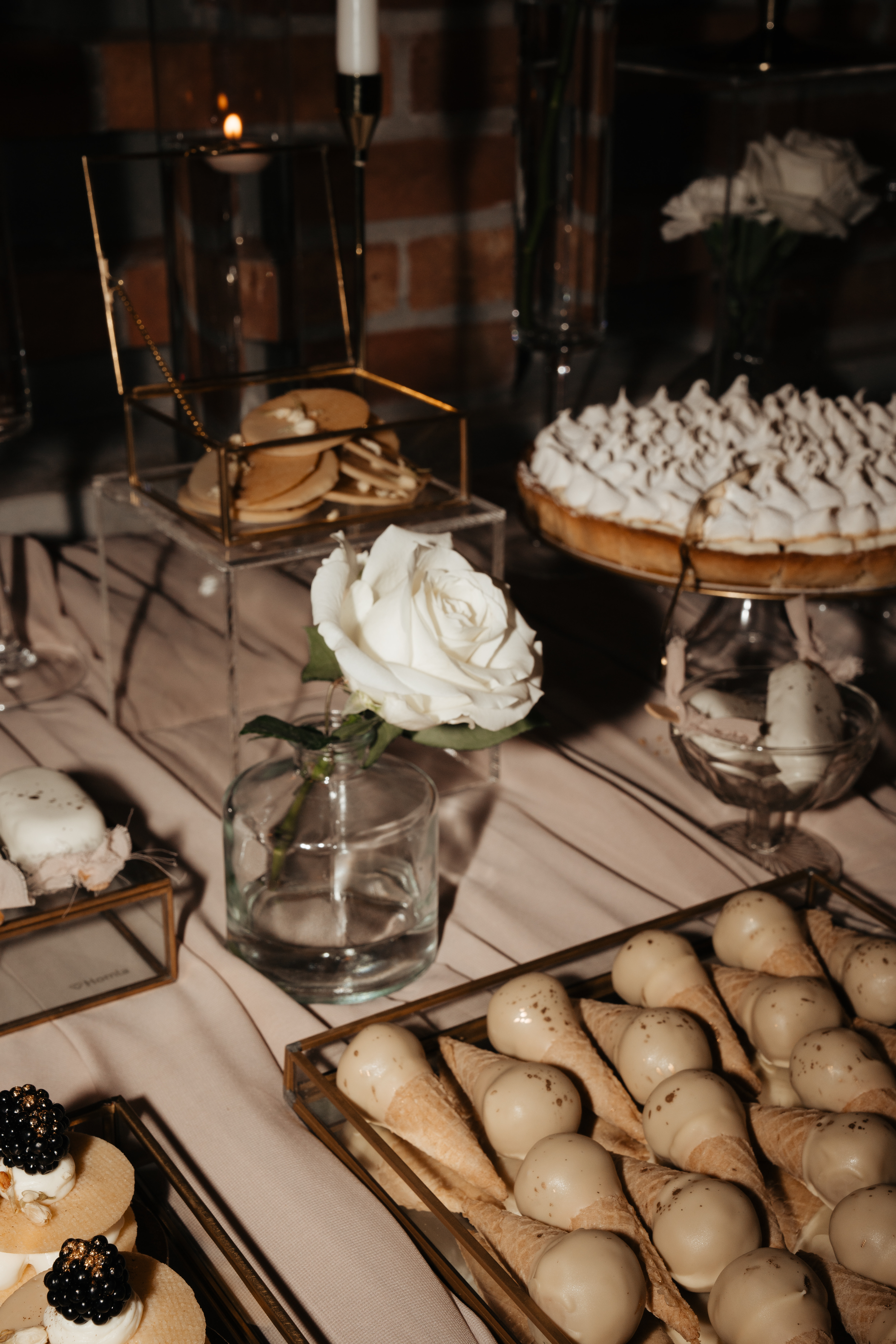 Słodkie Rożki i Tarta z Bezą: Wieczorna Elegancja, słodkie rożki w czekoladzie, tarta cytrynowa z bezą, złote szkatułki, biała róża w szkle, Kraków Małopolska