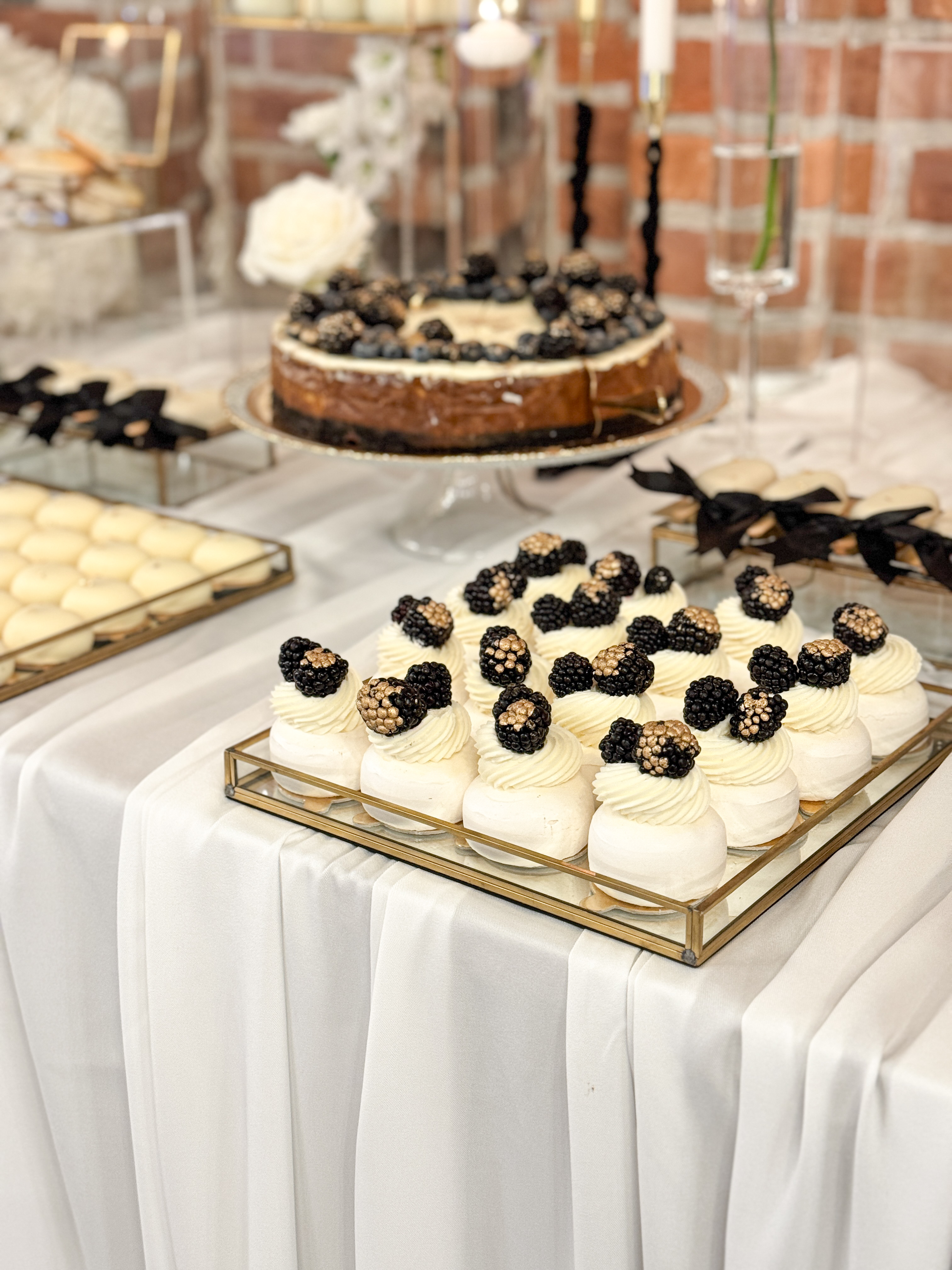 Złote Jeżyny i Mini Bezy: Elegancja z Czarnymi Detalami, mini beza, mini pavlova, jeżyny, złote jeżyny, Kraków Małopolska