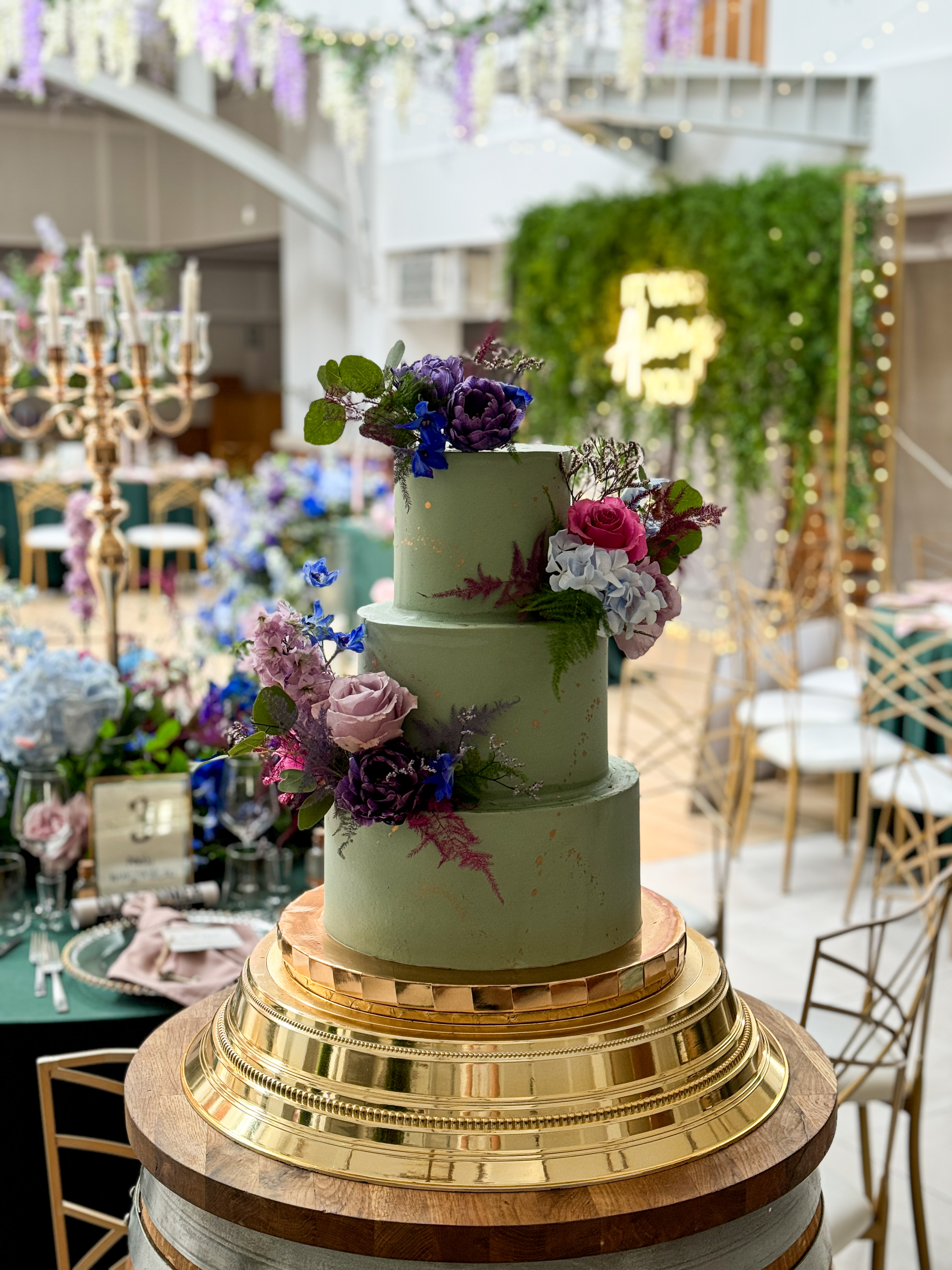 Szałwiowy Tort Weselny z Kwiatami na Beczce: Boho Glam, szałwiowy tort, oliwkowy tort weselny, tort trzypiętrowy, żywe kwiaty, Kraków Małopolska