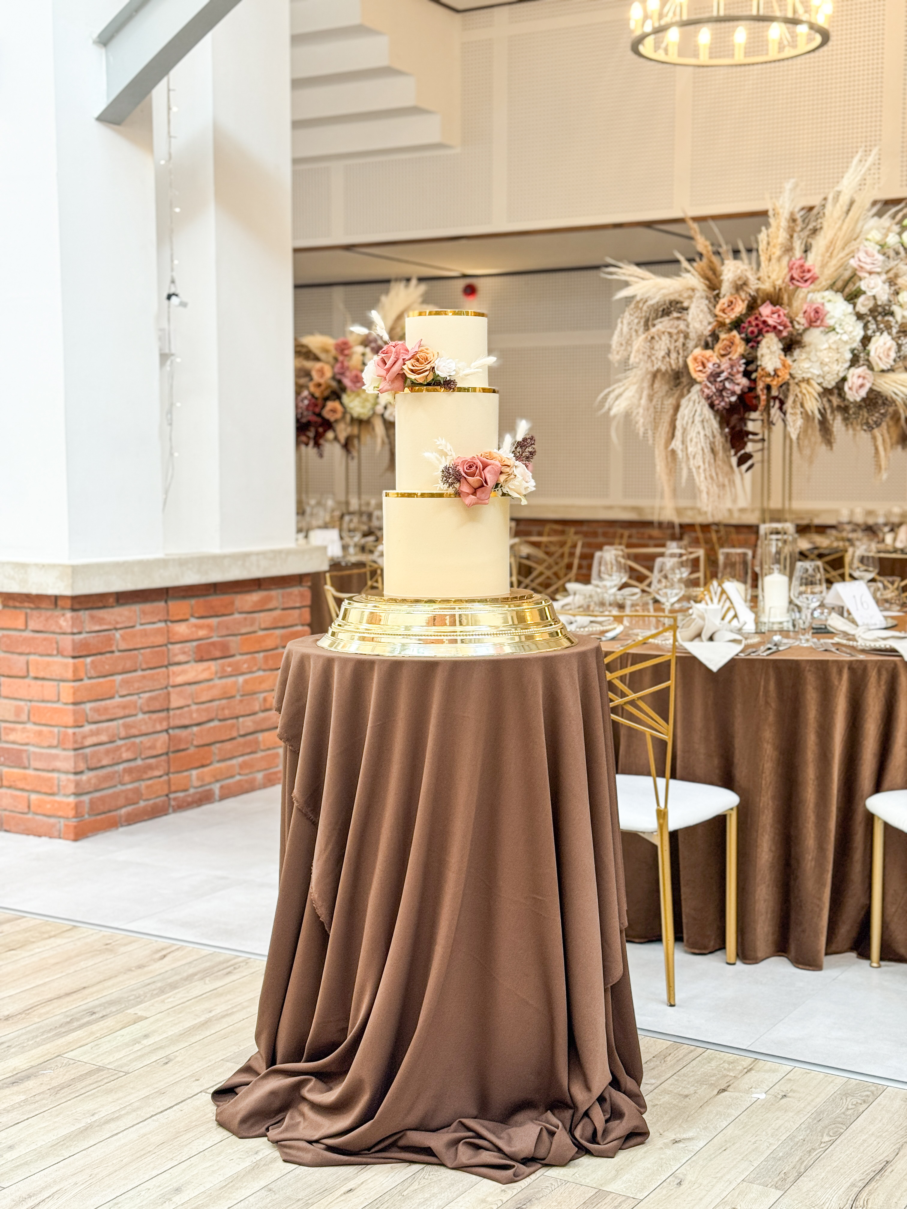 Tort Weselny ze Złotymi Obręczami i Różami: Eleganckie Boho, tort weselny, trzypiętrowy tort, złote paski na torcie, złote obręcze, Kraków Małopolska